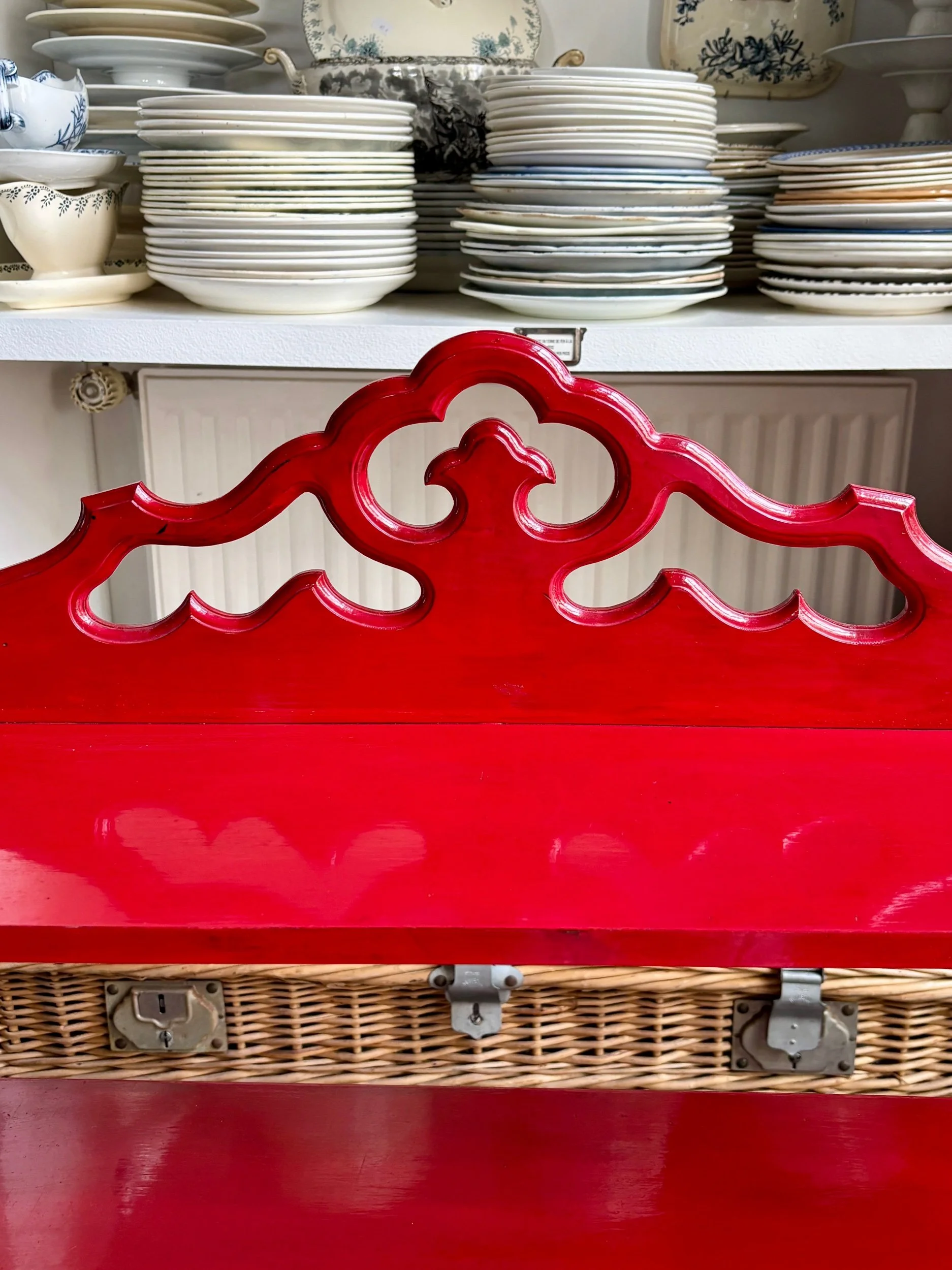 etagere-murale-bois-rouge-meuble-rangement-vintage-axs-design-paris-france