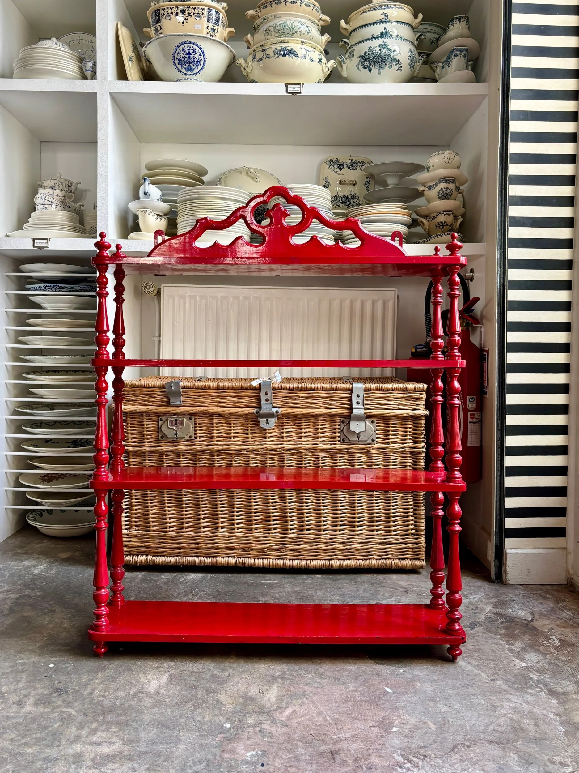 etagere-murale-bois-rouge-meuble-rangement-vintage-axs-design-paris-france