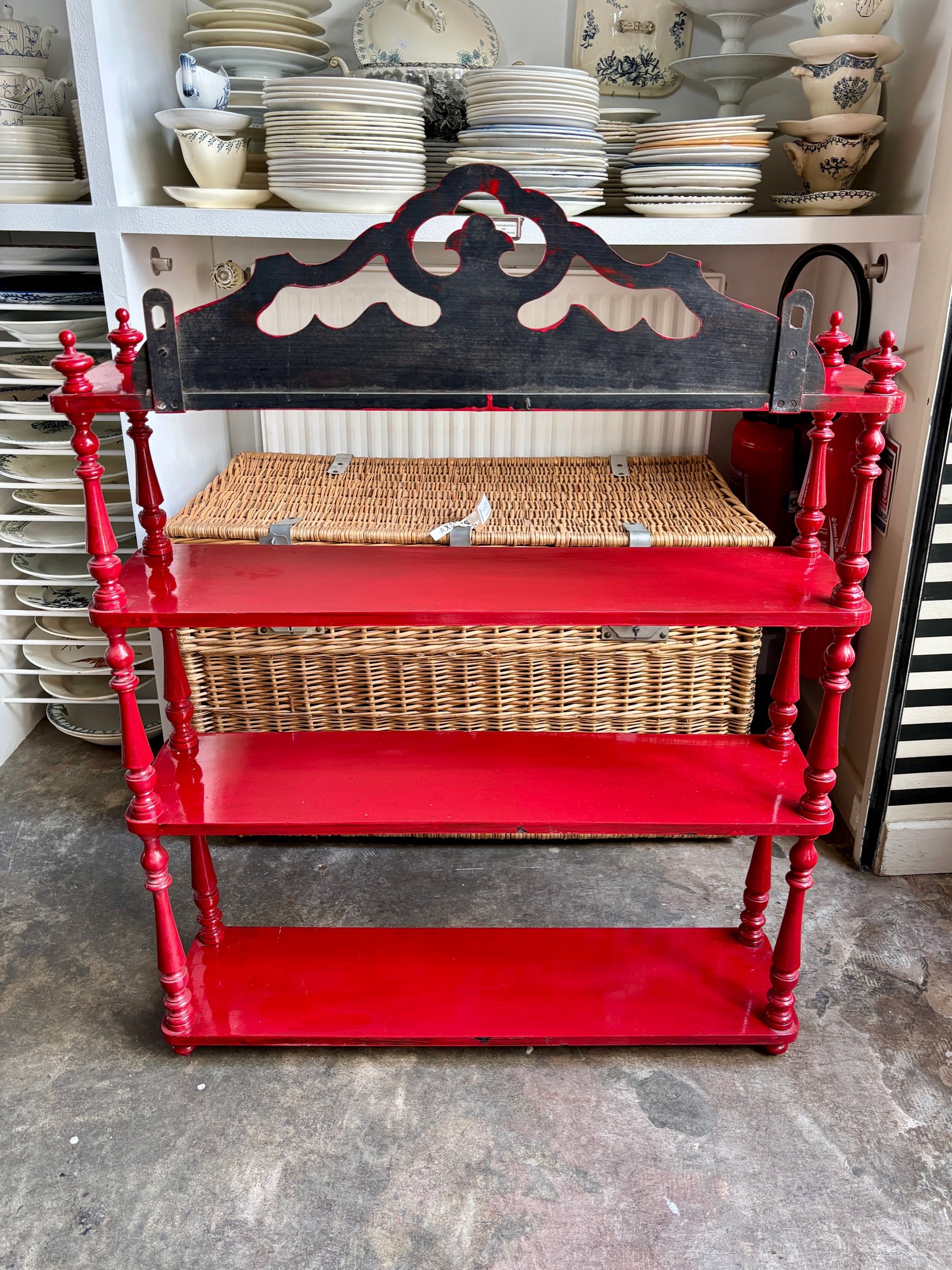 etagere-murale-bois-rouge-meuble-rangement-vintage-axs-design-paris-france