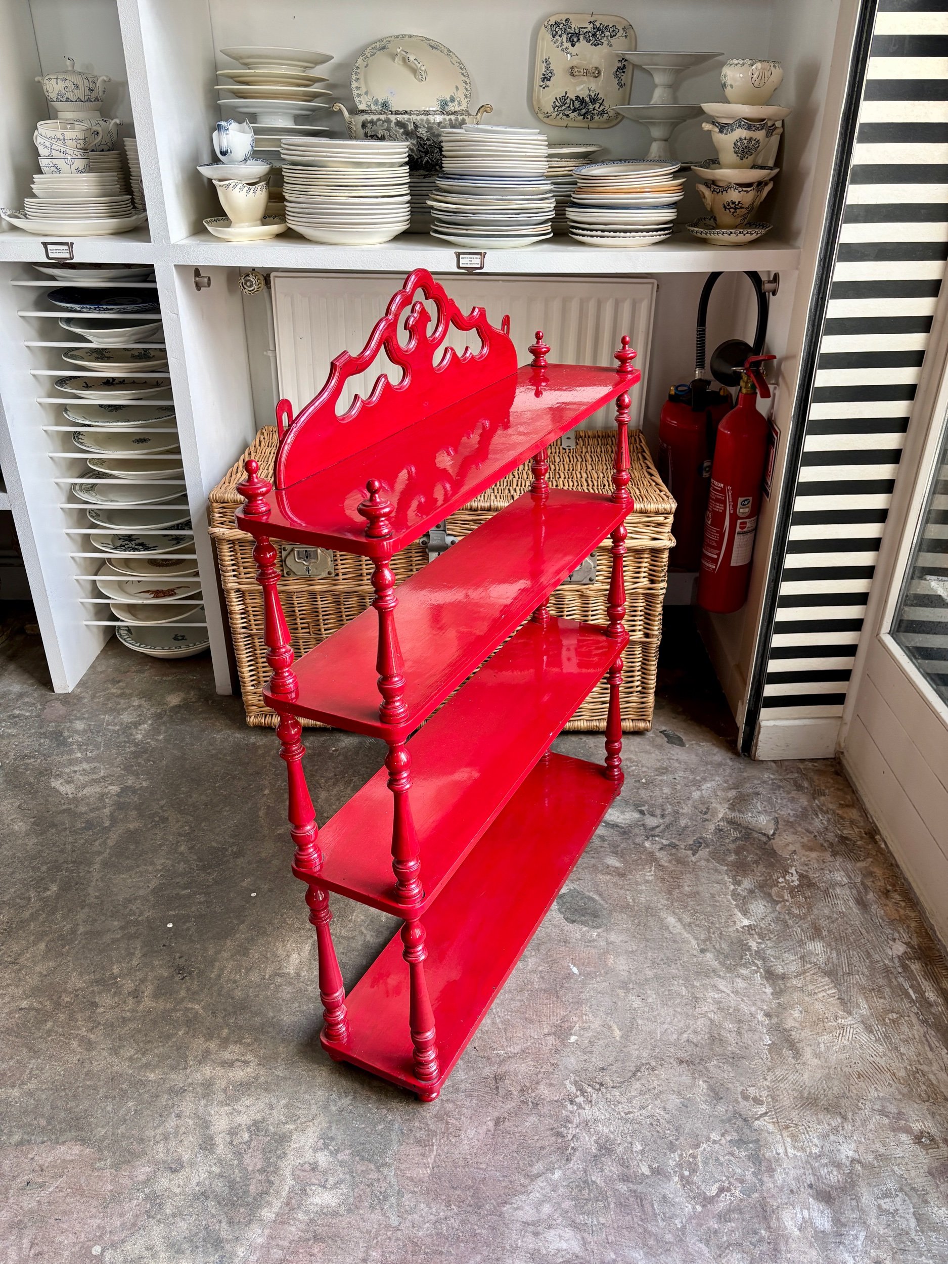 etagere-murale-bois-rouge-meuble-rangement-vintage-axs-design-paris-france