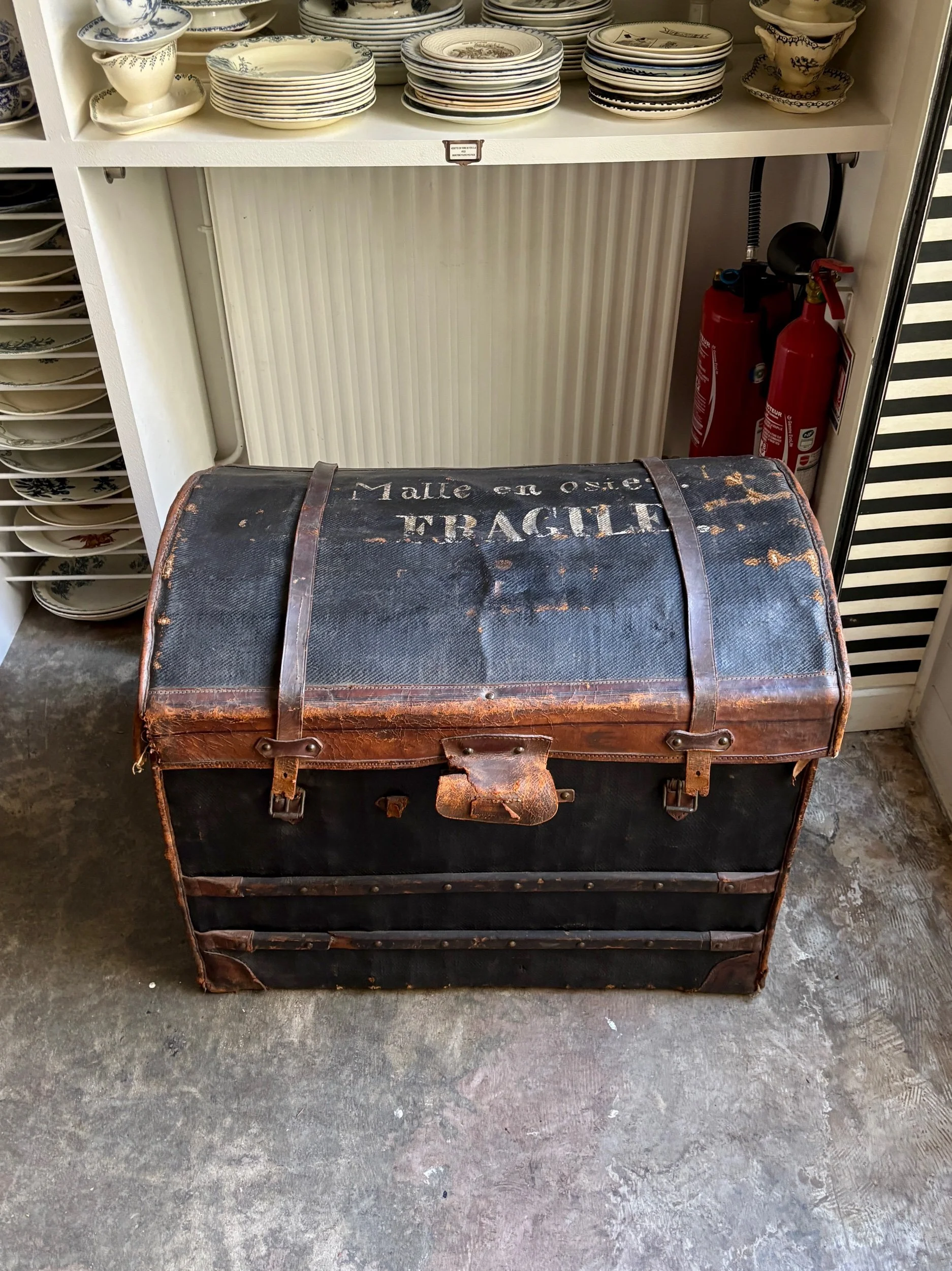 malle-gaigneur-osier-toile-enduite-rangement-vintage-axs-design-paris-france