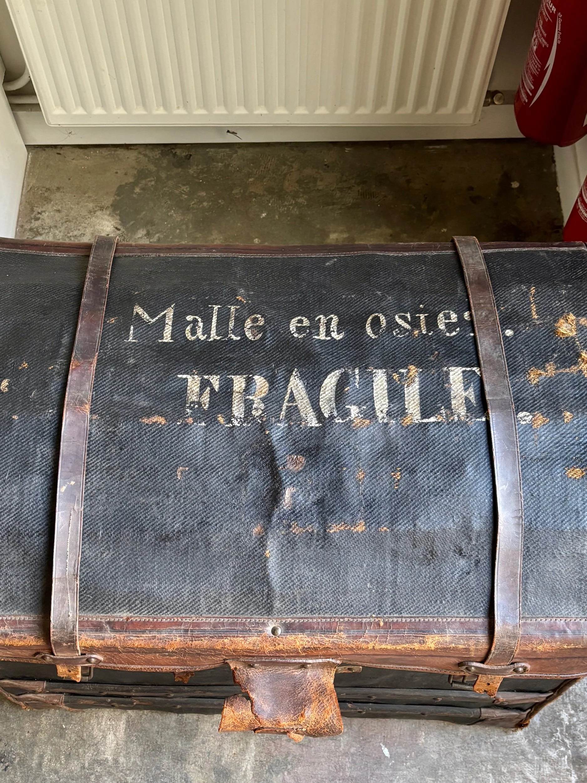 malle-gaigneur-osier-toile-enduite-rangement-vintage-axs-design-paris-france
