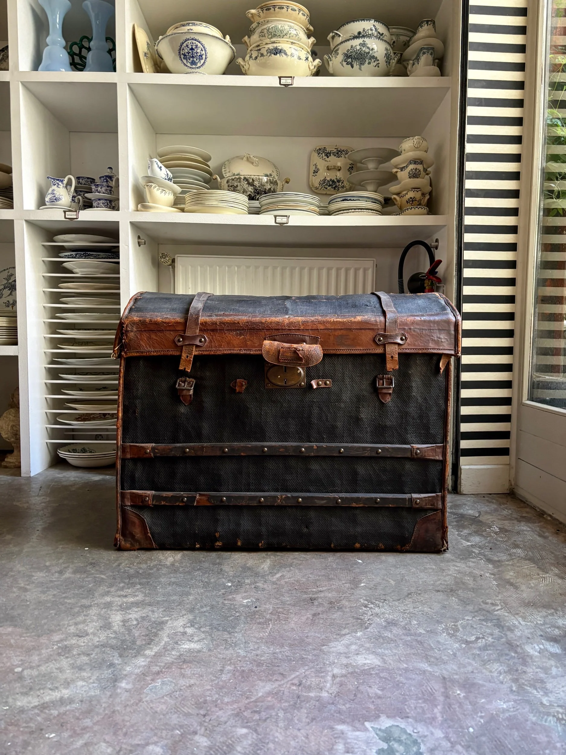 malle-gaigneur-osier-toile-enduite-rangement-vintage-axs-design-paris-france