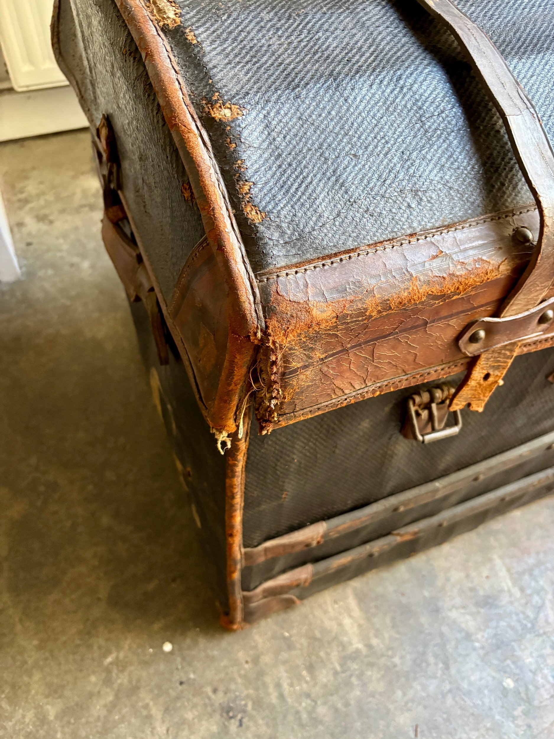malle-gaigneur-osier-toile-enduite-rangement-vintage-axs-design-paris-france