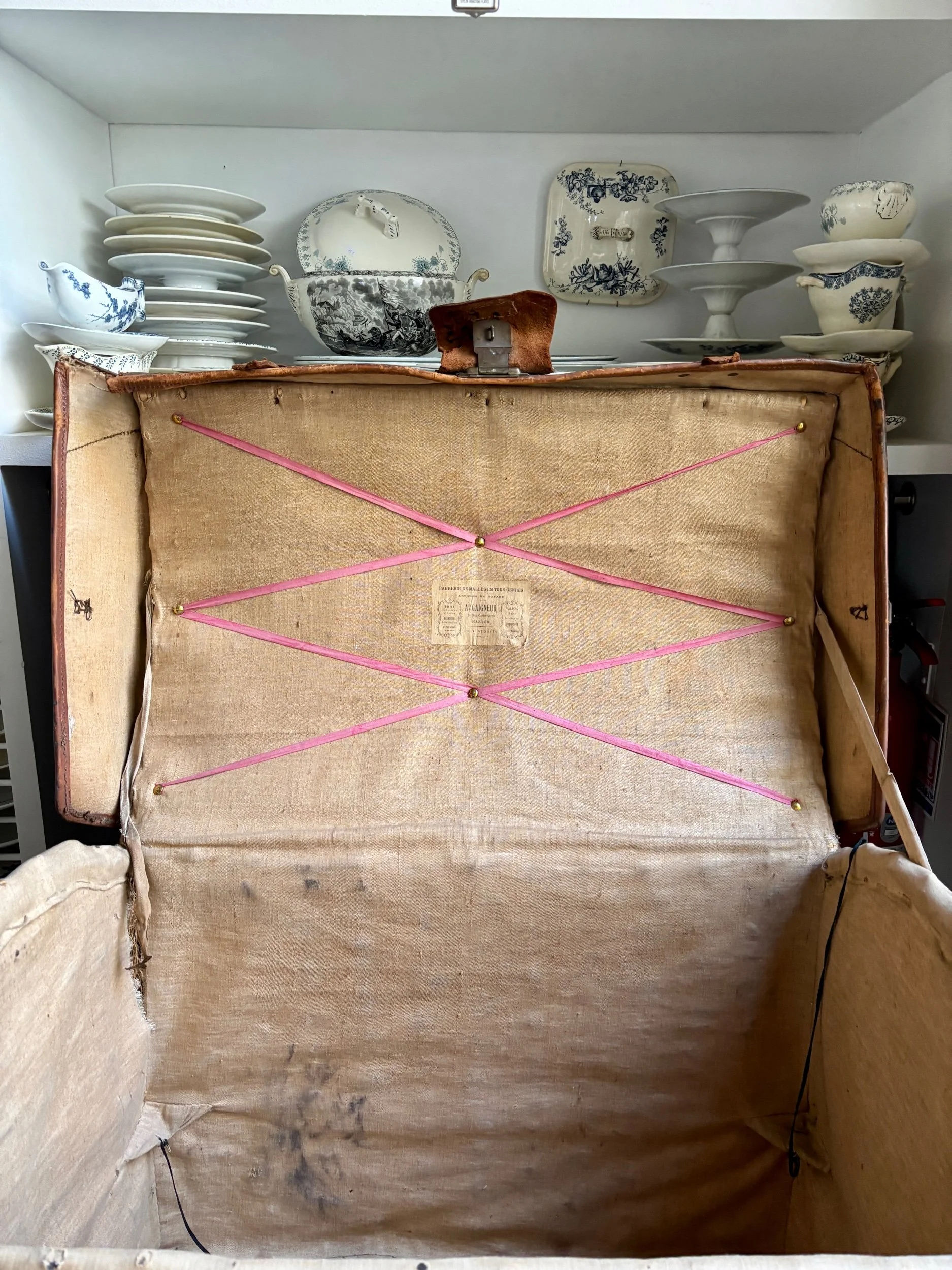 malle-gaigneur-osier-toile-enduite-rangement-vintage-axs-design-paris-france