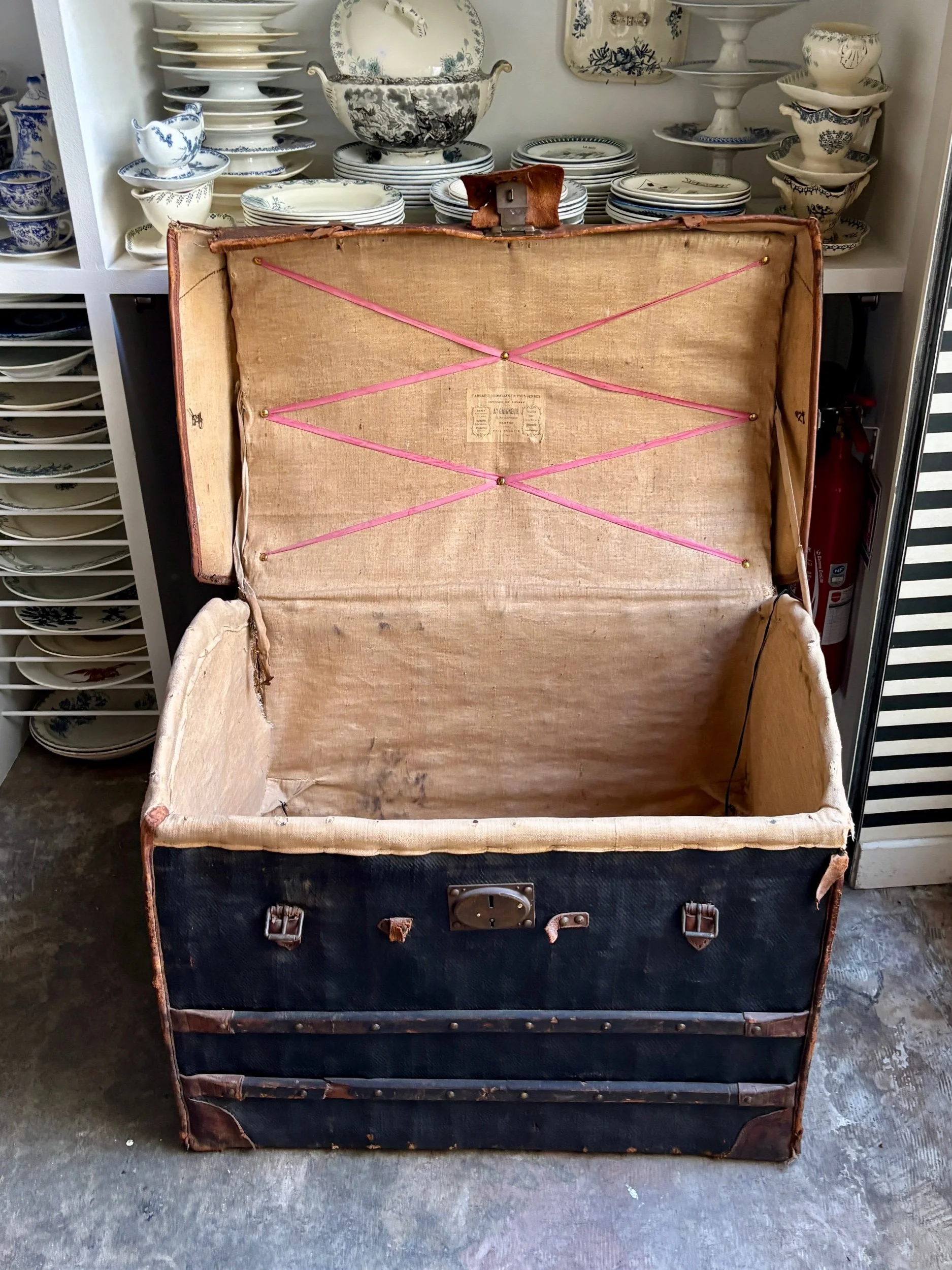 malle-gaigneur-osier-toile-enduite-rangement-vintage-axs-design-paris-france
