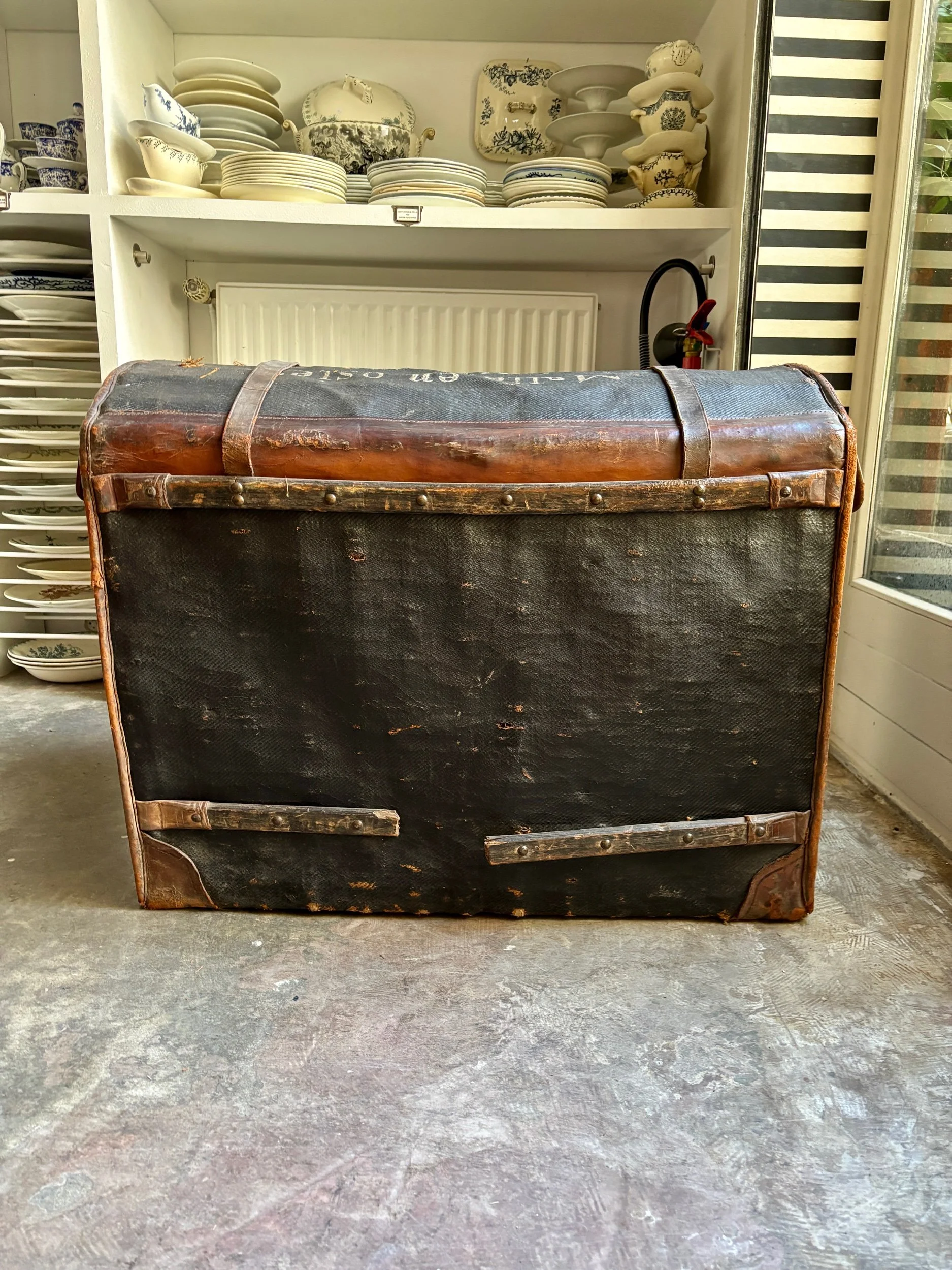 malle-gaigneur-osier-toile-enduite-rangement-vintage-axs-design-paris-france
