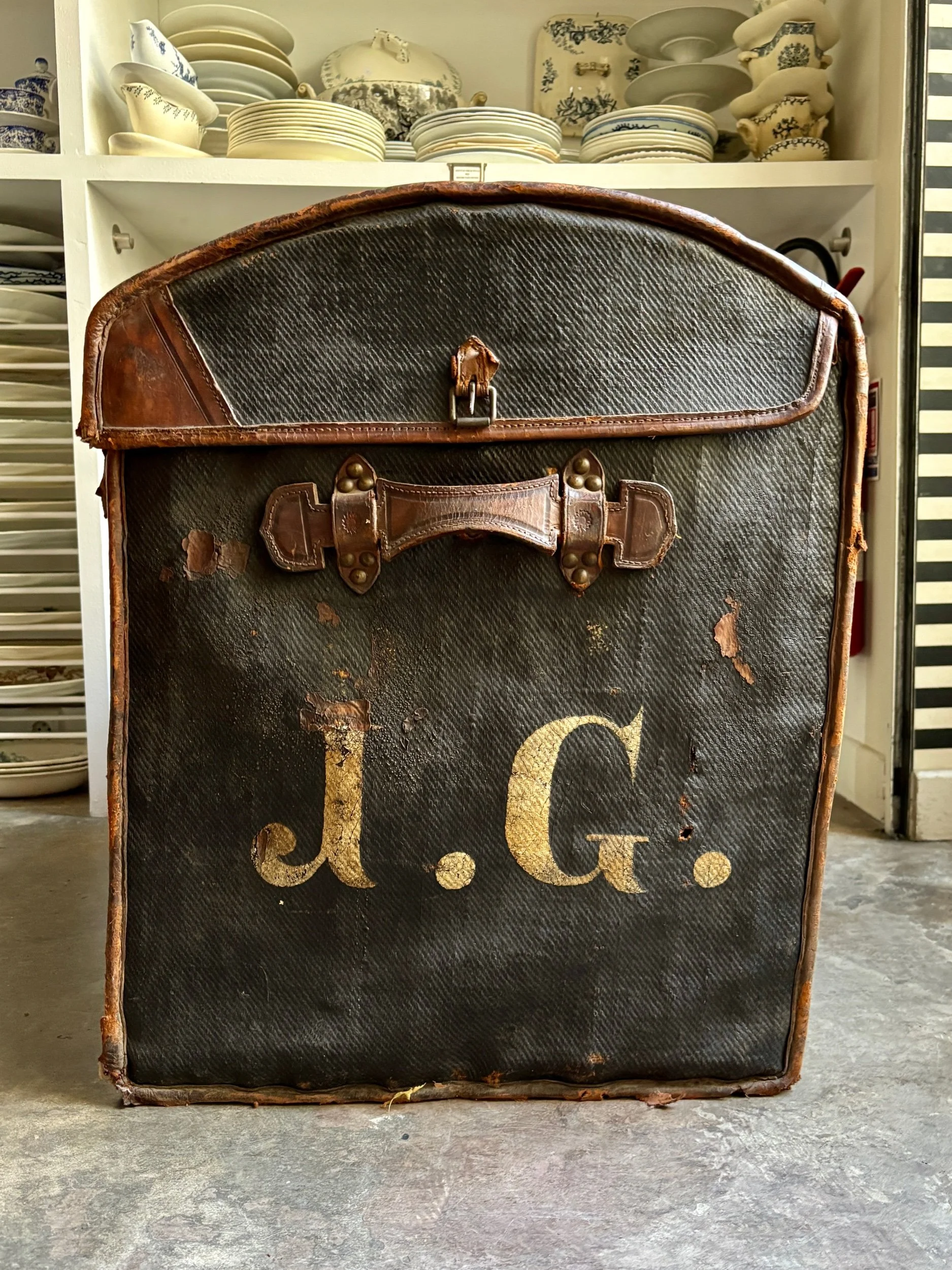malle-gaigneur-osier-toile-enduite-rangement-vintage-axs-design-paris-france