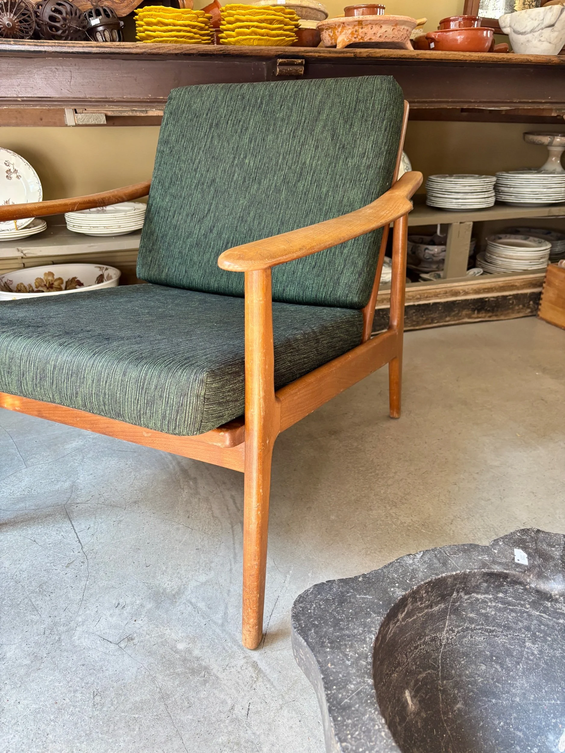 fauteuil-scandinave-bois-clair-tissu-vert-1960-assise-vintage-axs-design-paris-france