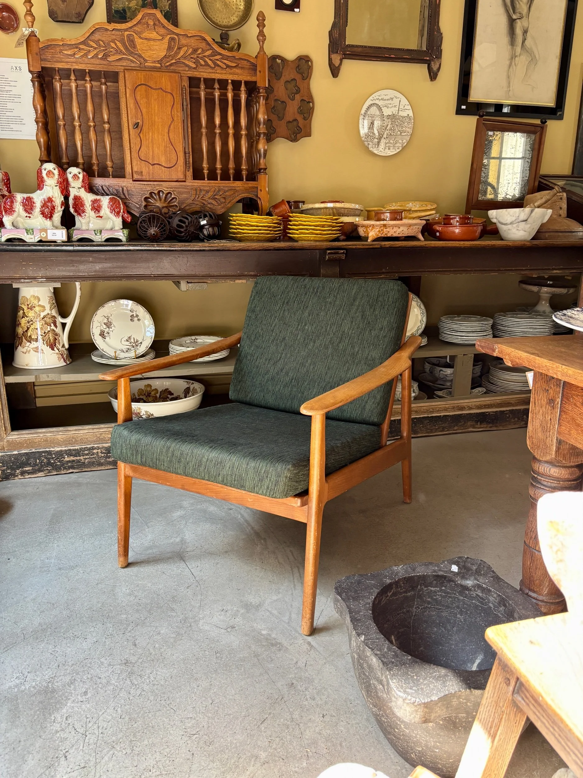 fauteuil-scandinave-bois-clair-tissu-vert-1960-assise-vintage-axs-design-paris-france