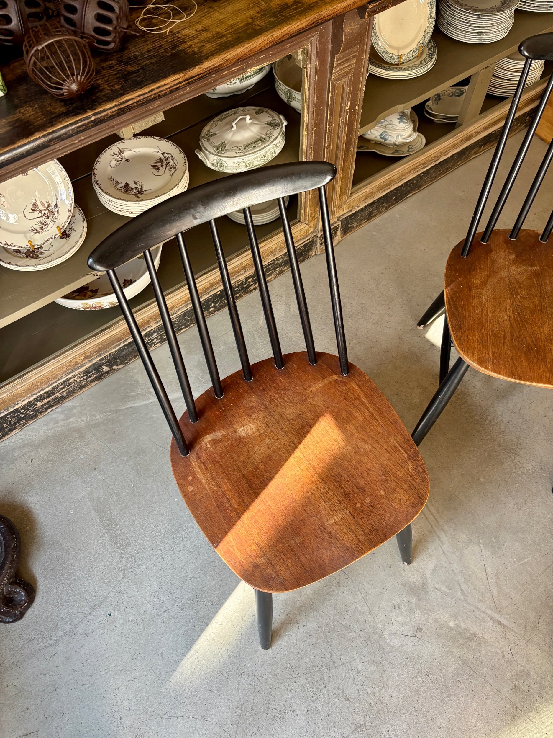 chaise-fanett-ilmari-tapiovaara-bois-noir-assise-vintage-scandinave-axs-design-paris-france