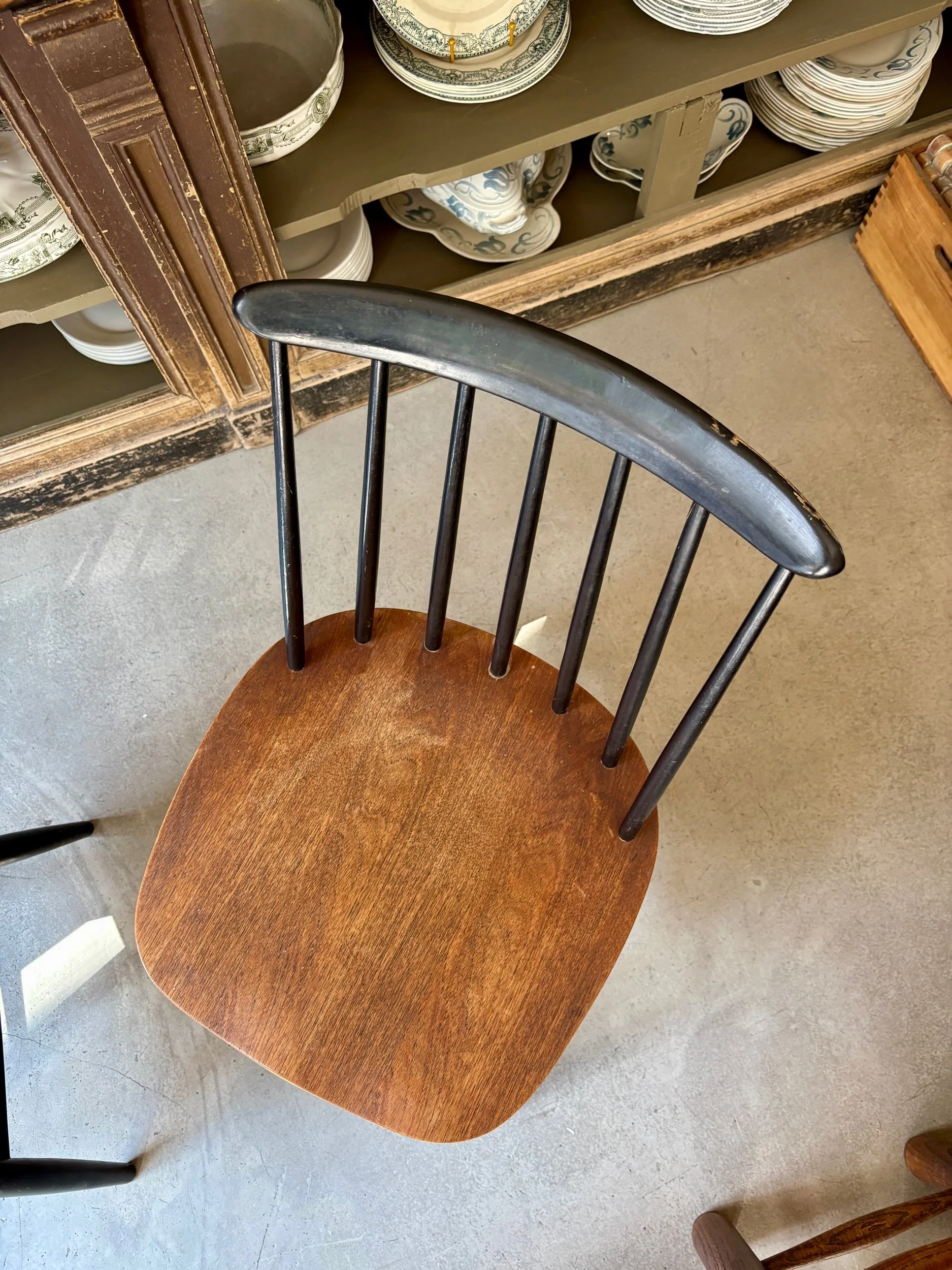 chaise-fanett-ilmari-tapiovaara-bois-noir-assise-vintage-scandinave-axs-design-paris-france