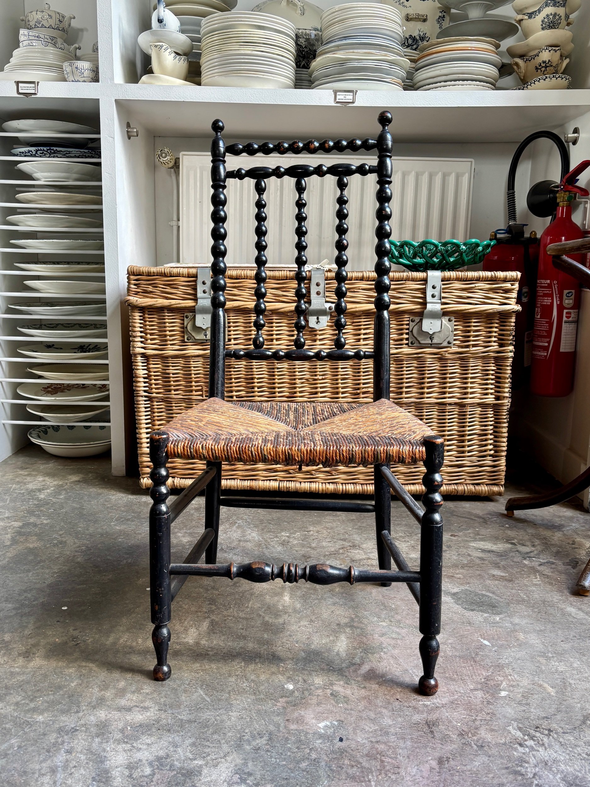 Chaise basse, enfant Napoléon III en bois noirci et paille tressée