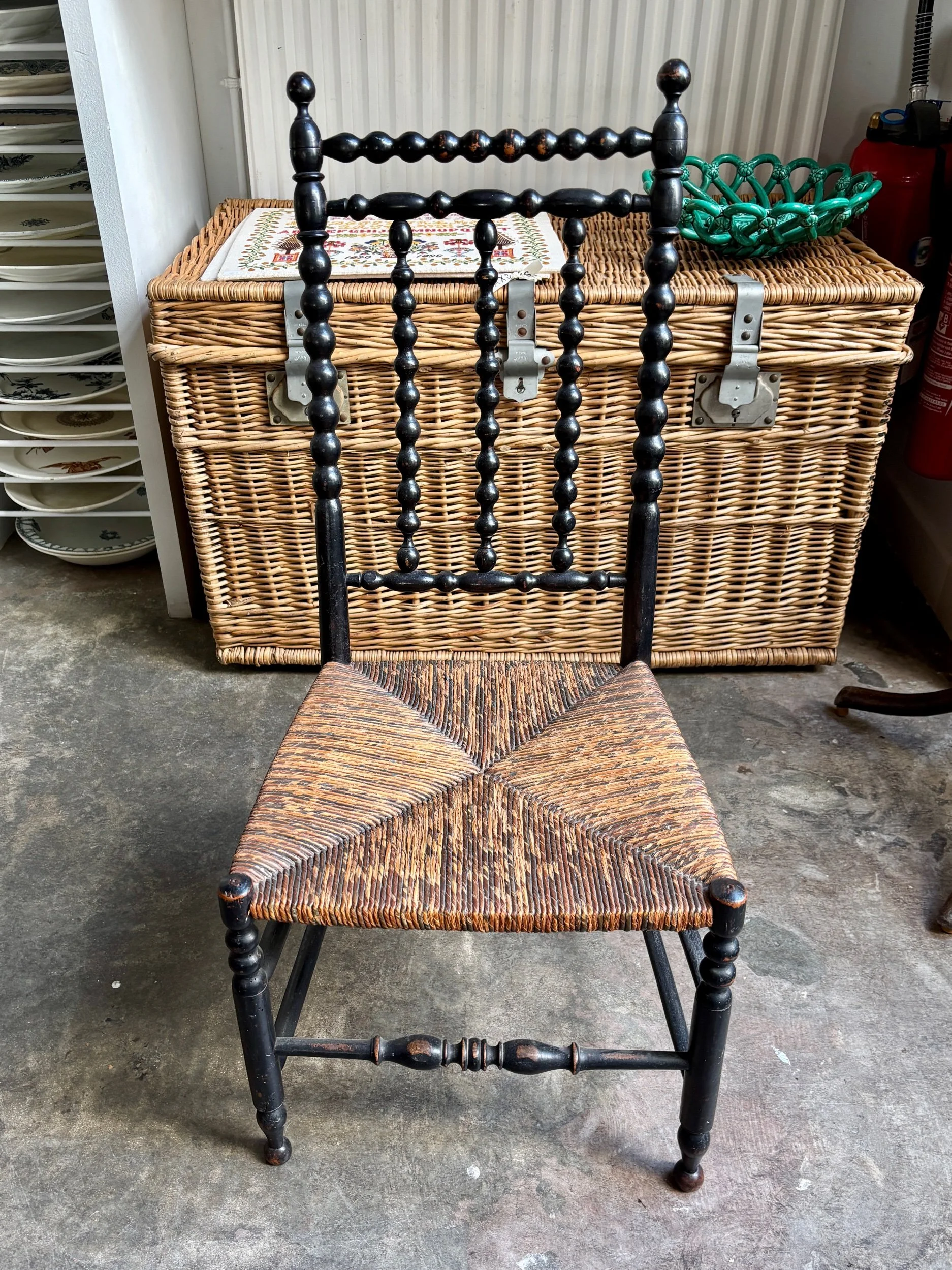 chaise-basse-enfant-napoleon-iii-bois-tourne-noirci-assise-classique-vintage-axs-design-paris-france