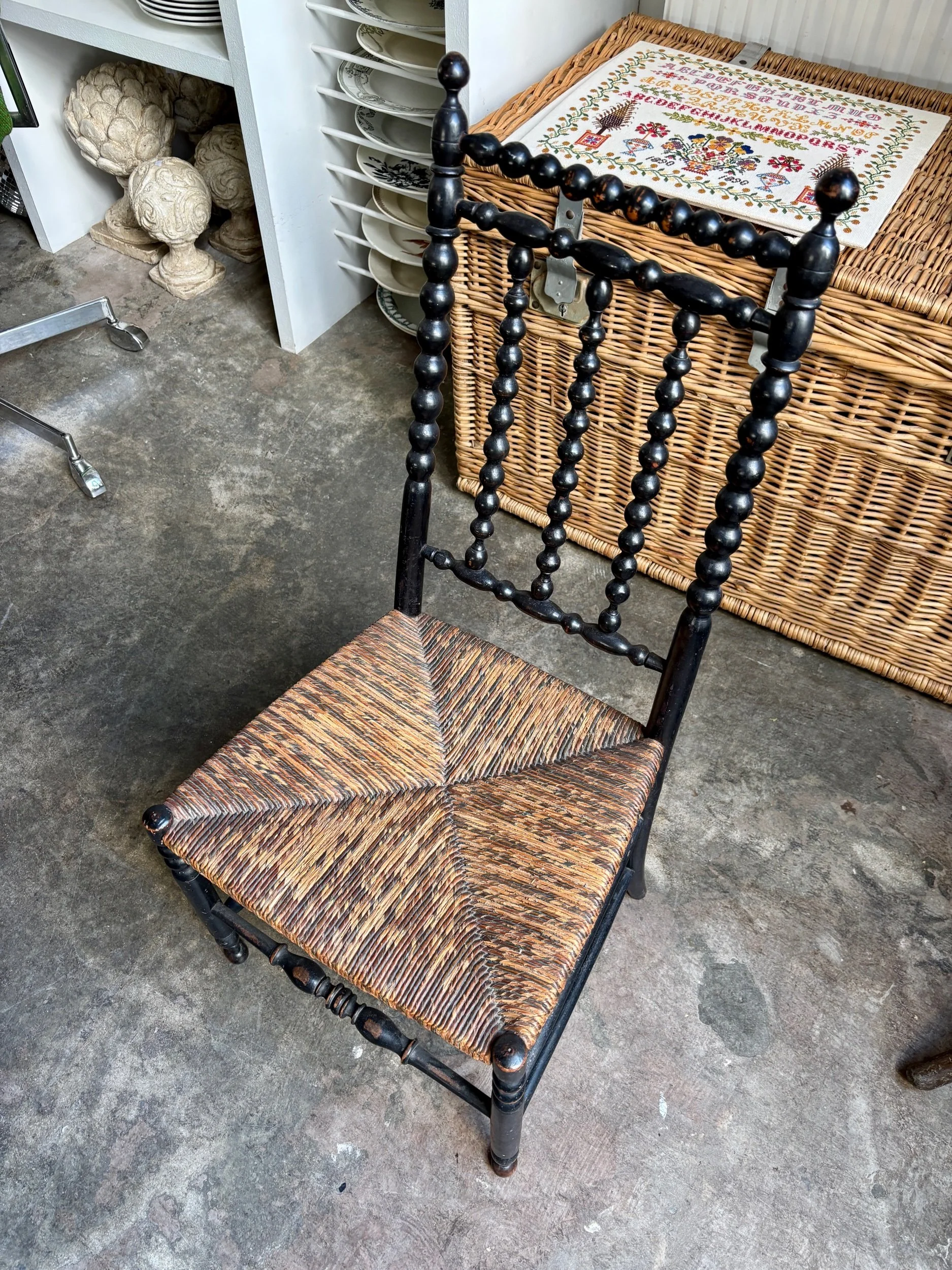 chaise-basse-enfant-napoleon-iii-bois-tourne-noirci-assise-classique-vintage-axs-design-paris-france