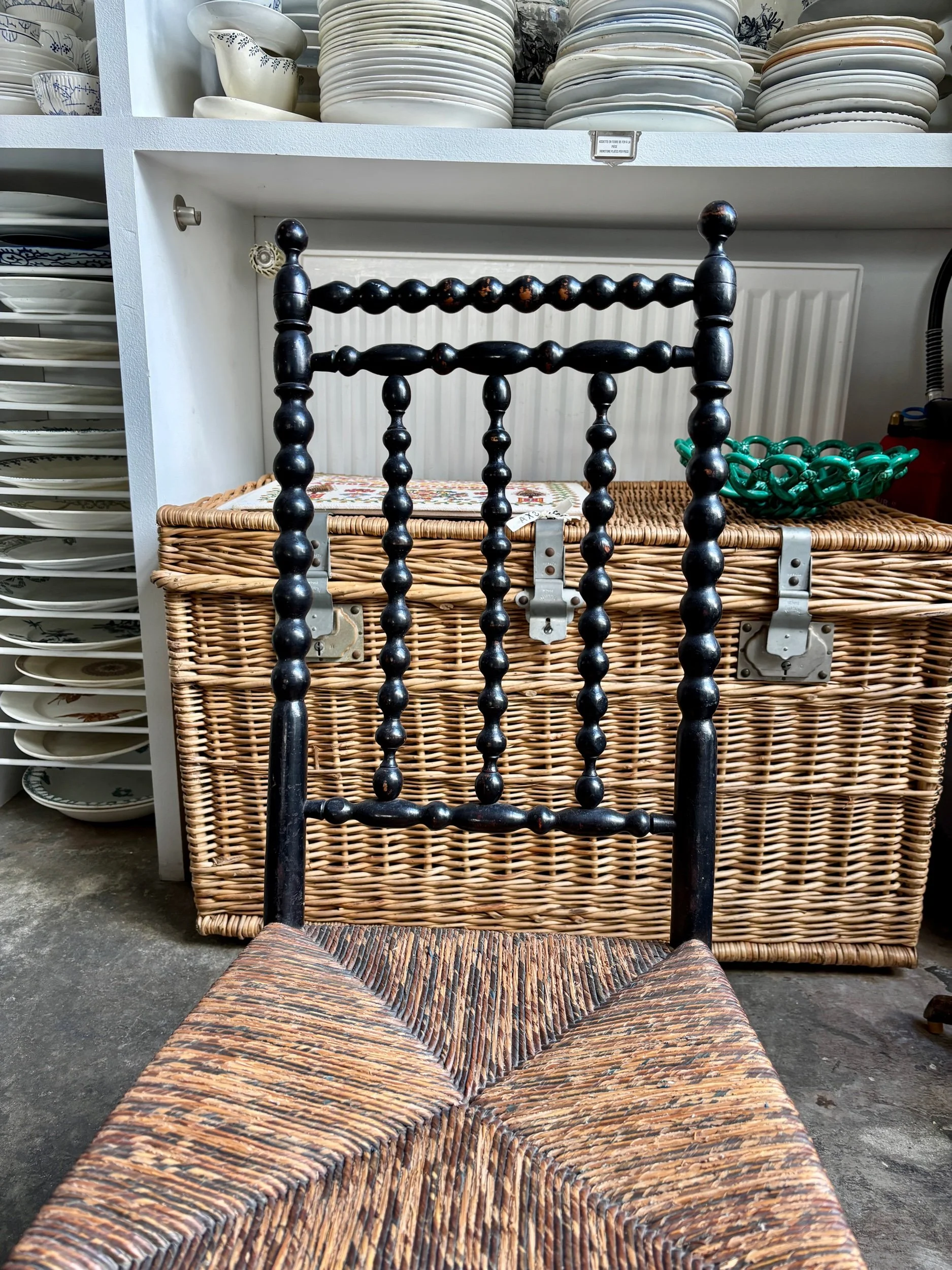 chaise-basse-enfant-napoleon-iii-bois-tourne-noirci-assise-classique-vintage-axs-design-paris-france