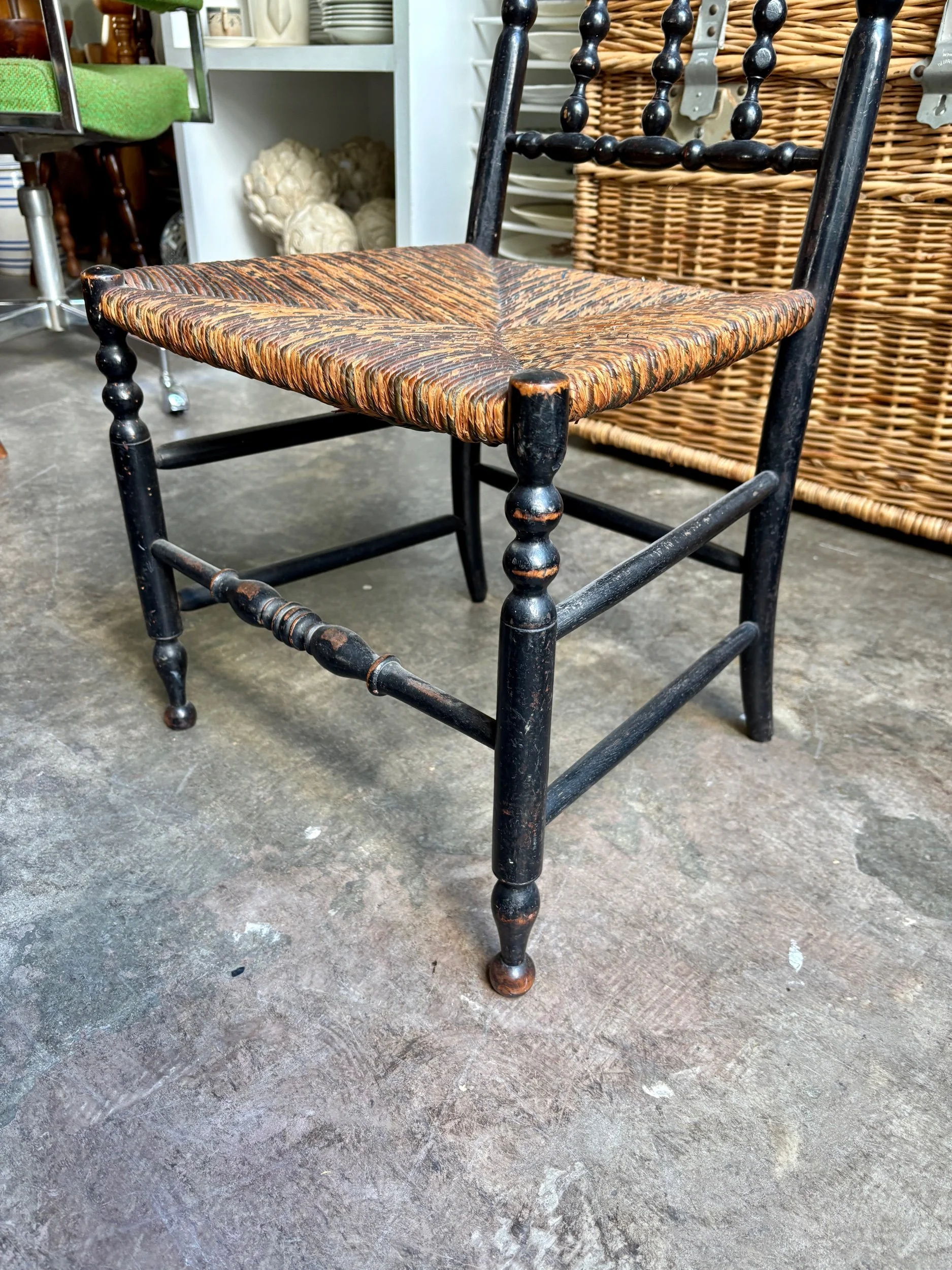 chaise-basse-enfant-napoleon-iii-bois-tourne-noirci-assise-classique-vintage-axs-design-paris-france