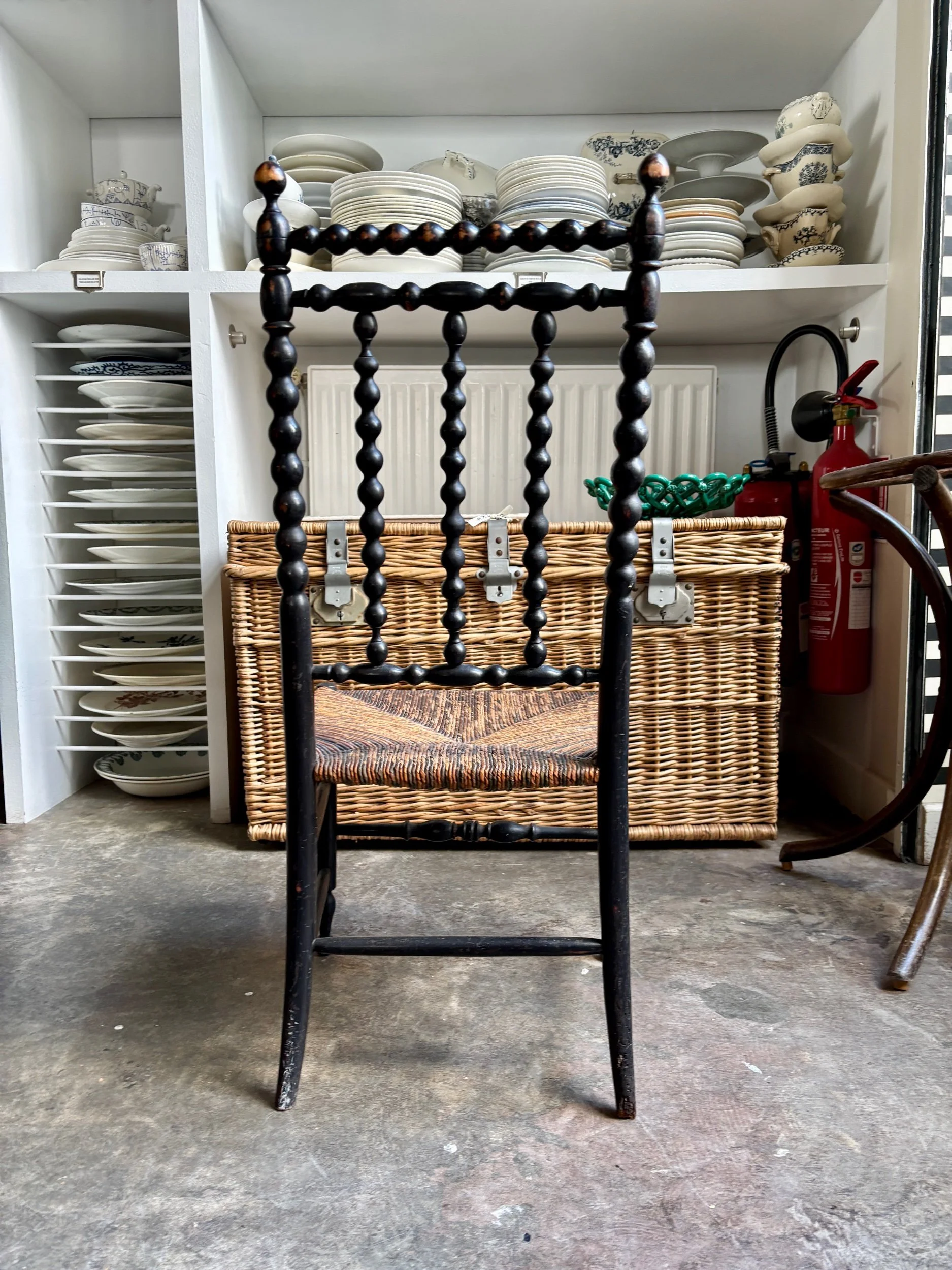 chaise-basse-enfant-napoleon-iii-bois-tourne-noirci-assise-classique-vintage-axs-design-paris-france