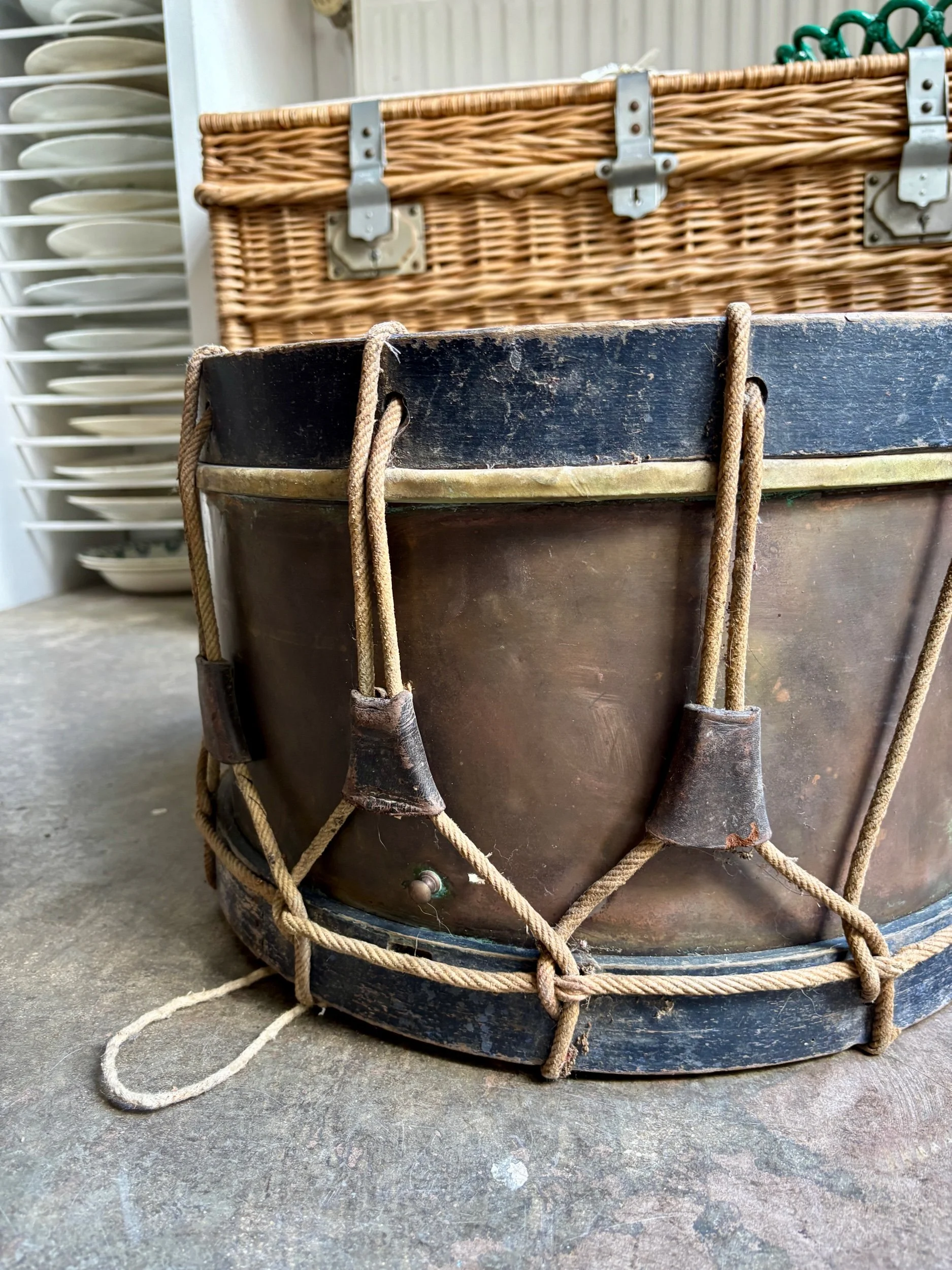 grand-tambour-decoration-objet-curiosite-instrument-vintage-axs-design-paris-france