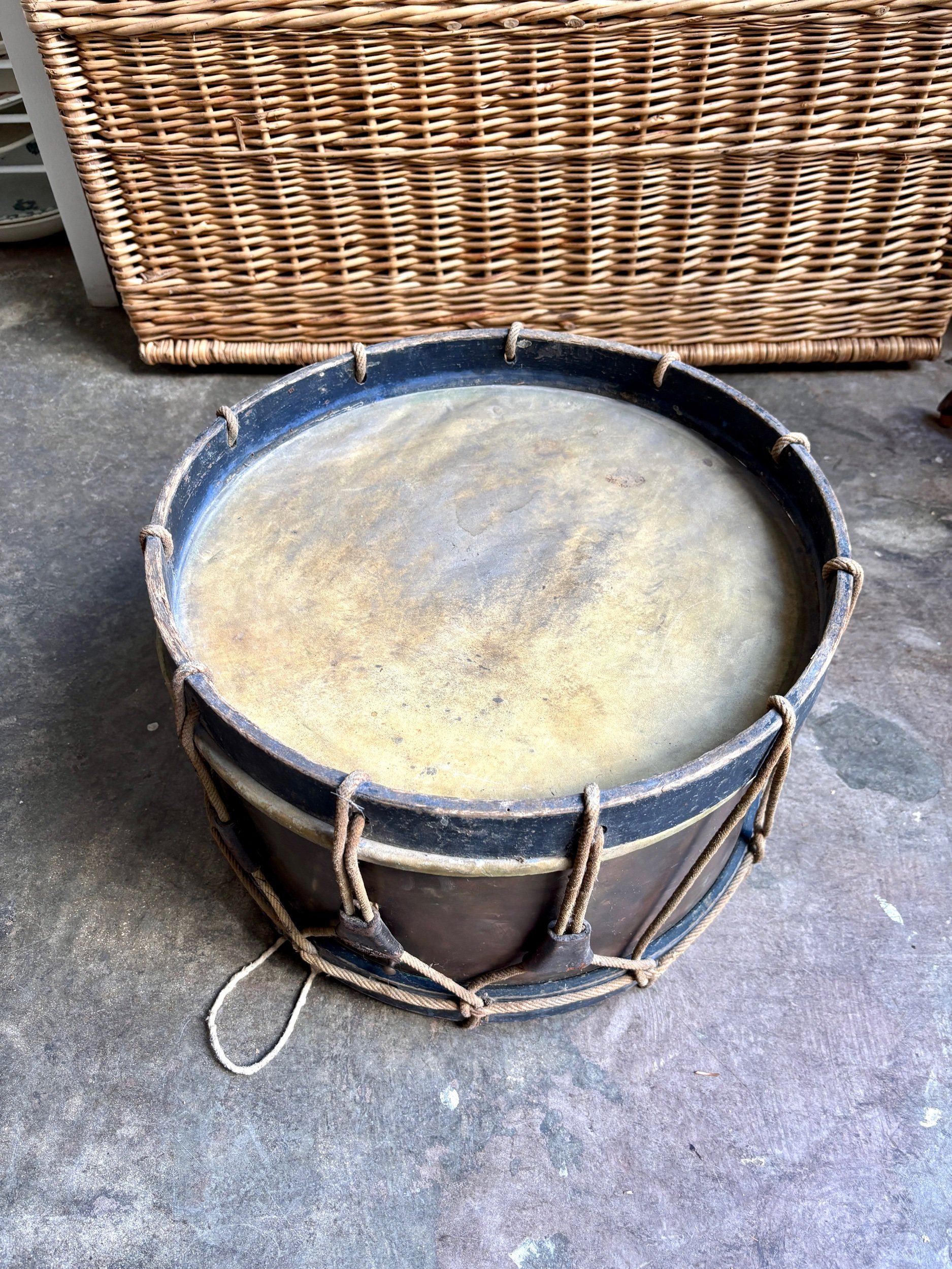 grand-tambour-decoration-objet-curiosite-instrument-vintage-axs-design-paris-france