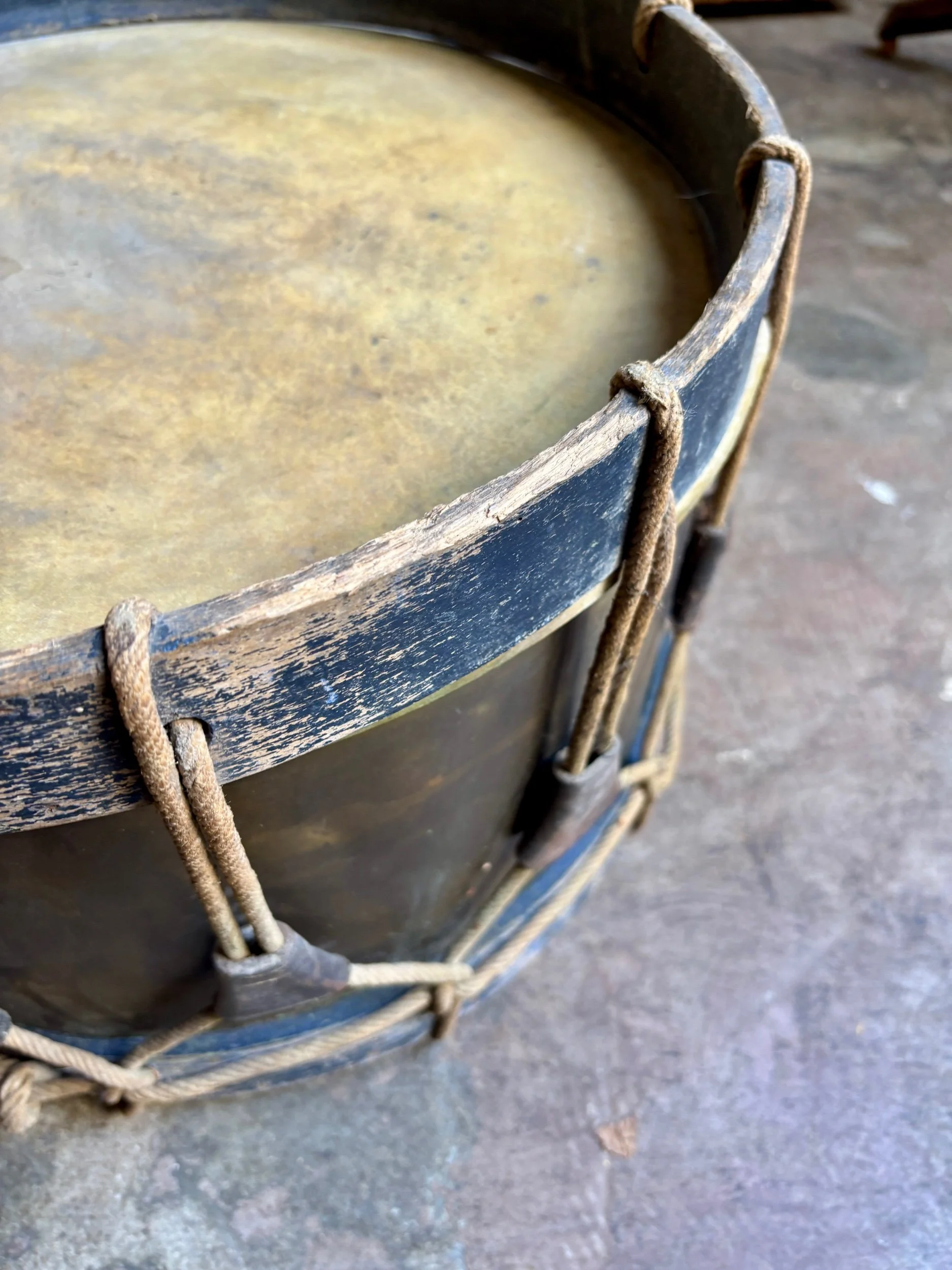 grand-tambour-decoration-objet-curiosite-instrument-vintage-axs-design-paris-france