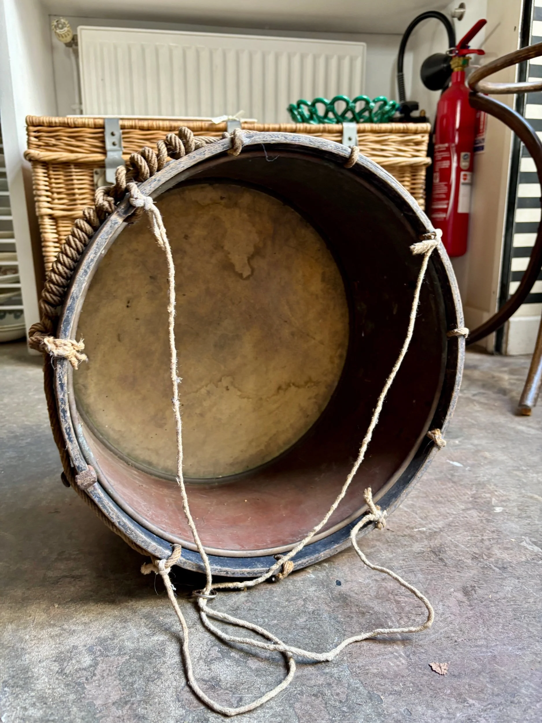 grand-tambour-decoration-objet-curiosite-instrument-vintage-axs-design-paris-france