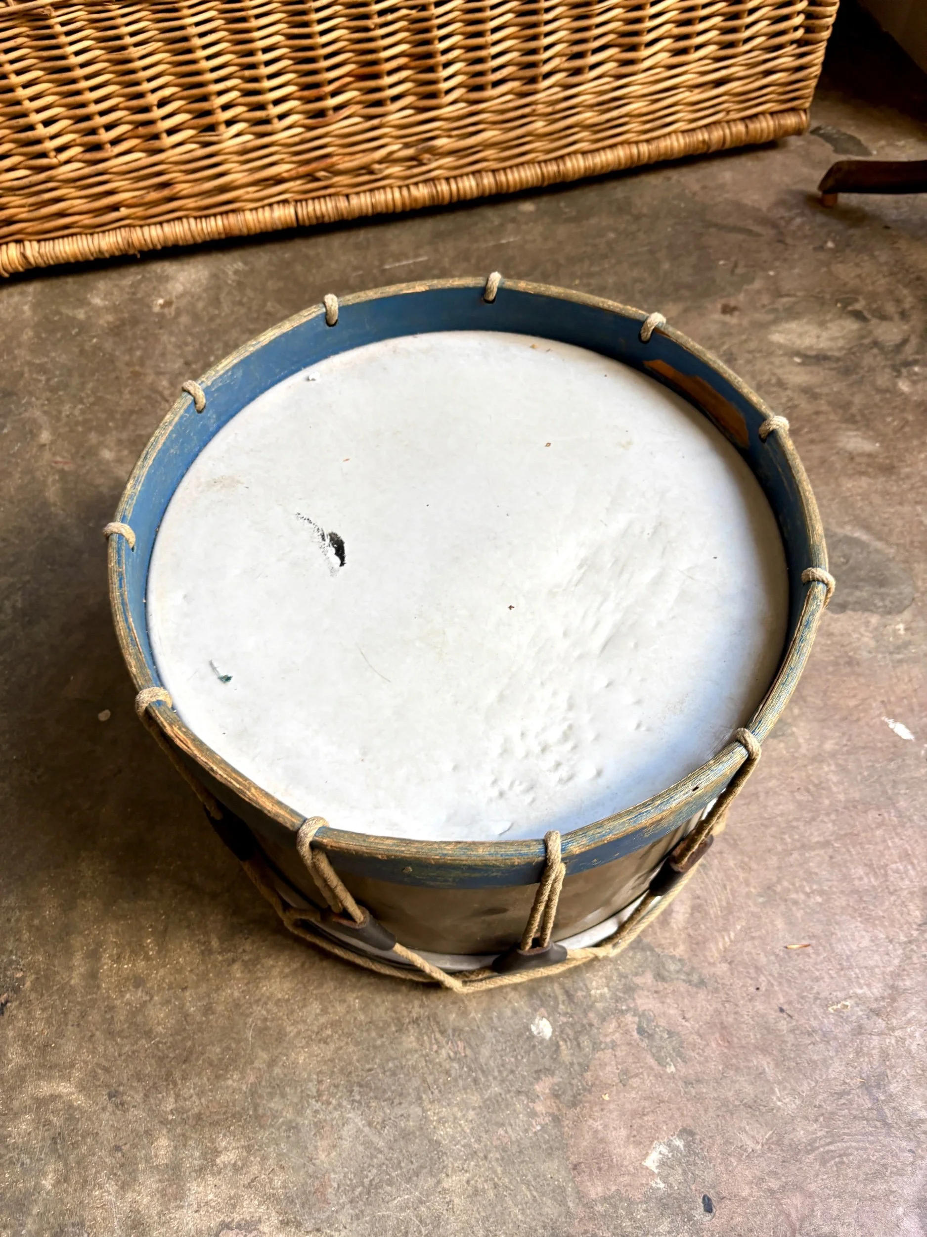 tambour-moyen-decoration-objet-curiosite-instrument-vintage-axs-design-paris-france