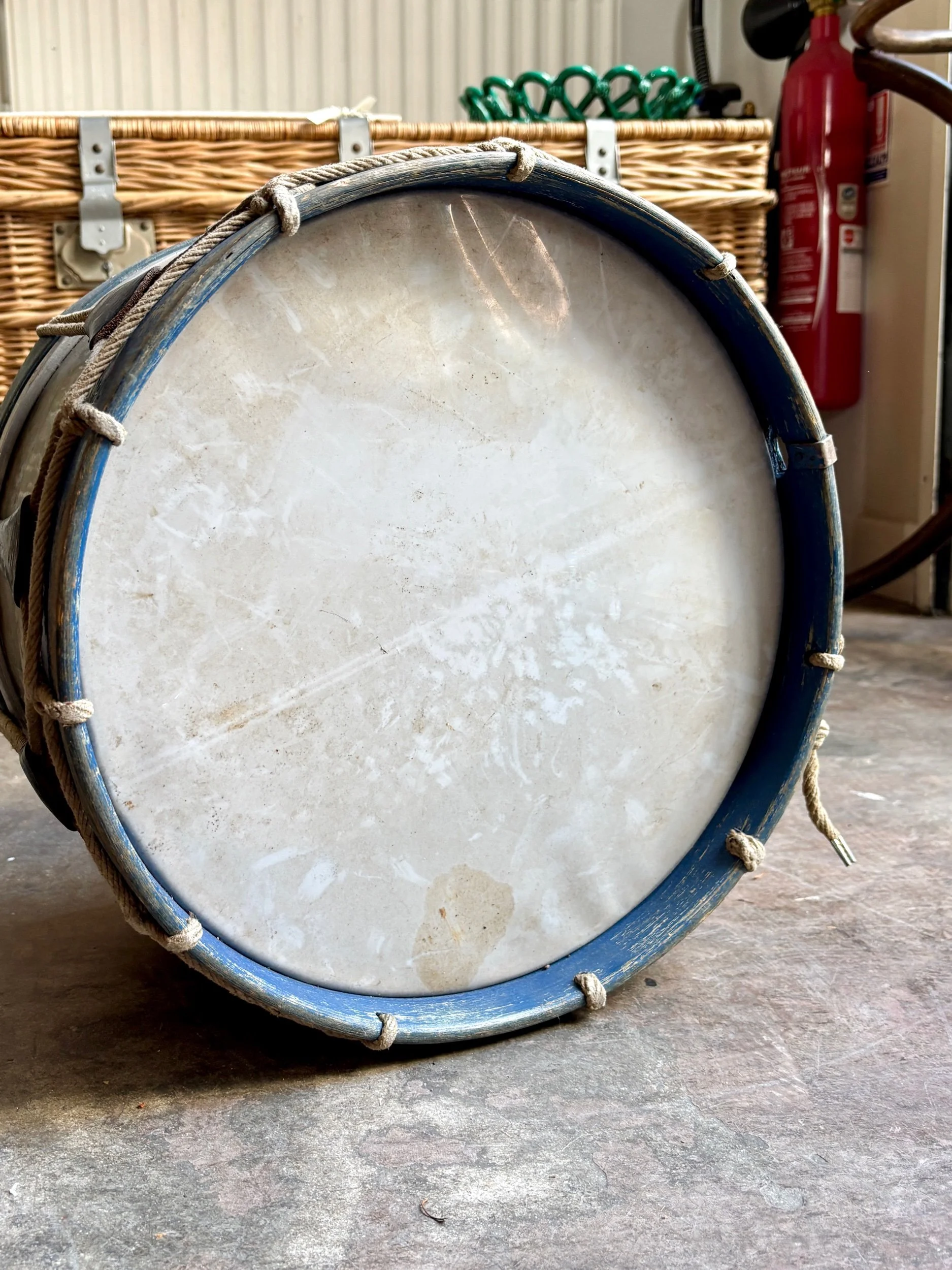 tambour-moyen-decoration-objet-curiosite-instrument-vintage-axs-design-paris-france