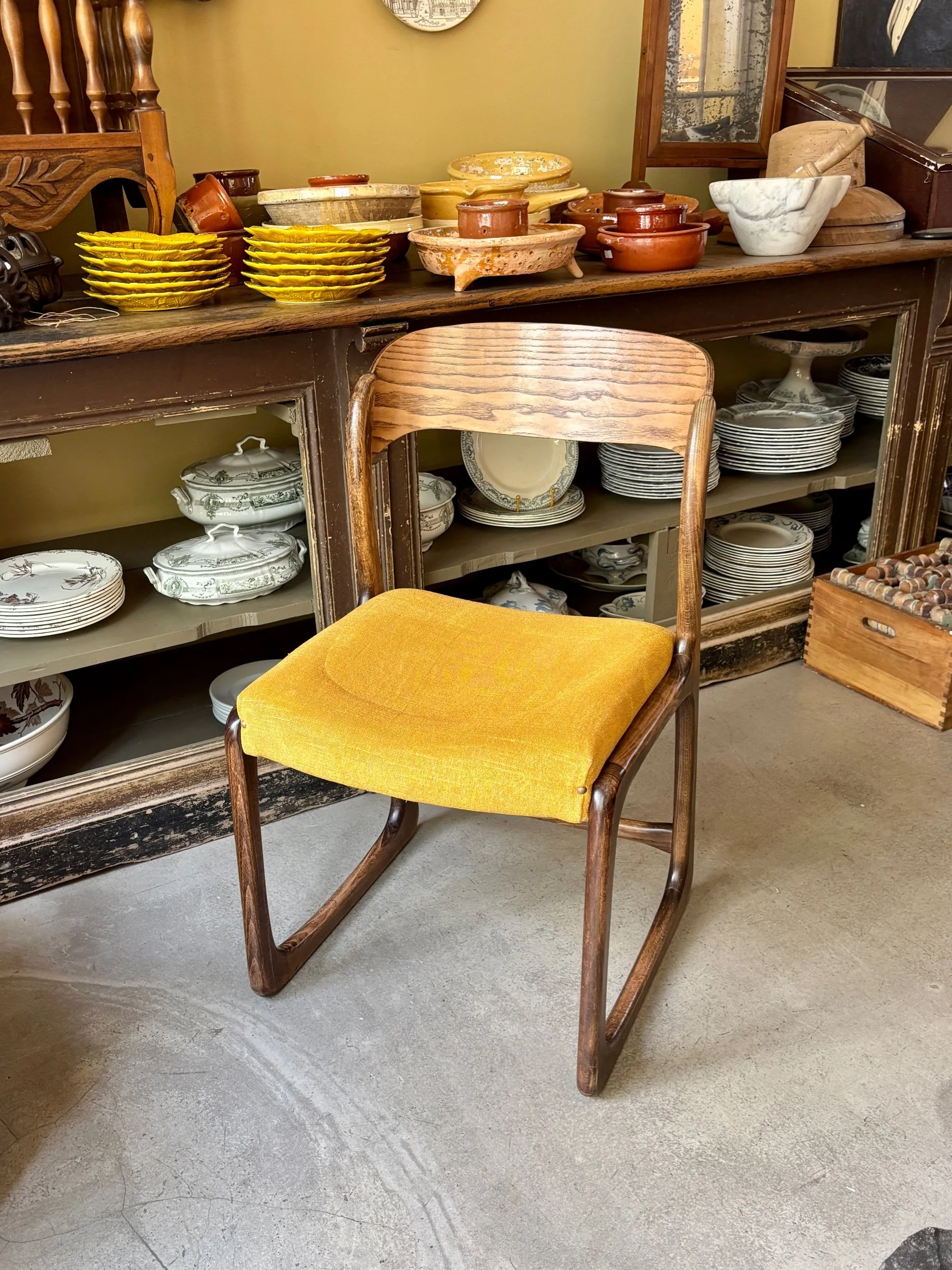 Chaise Baumann modèle "Traîneau" en bois foncé et coton ocre