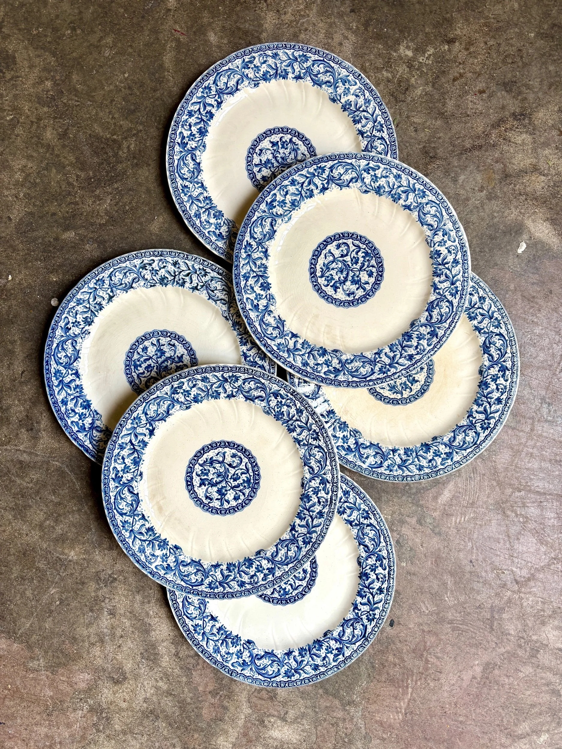 assiettes-plates-gien-terre-fer-blanc-bleu-vaisselle-vintage-axs-design-paris-france