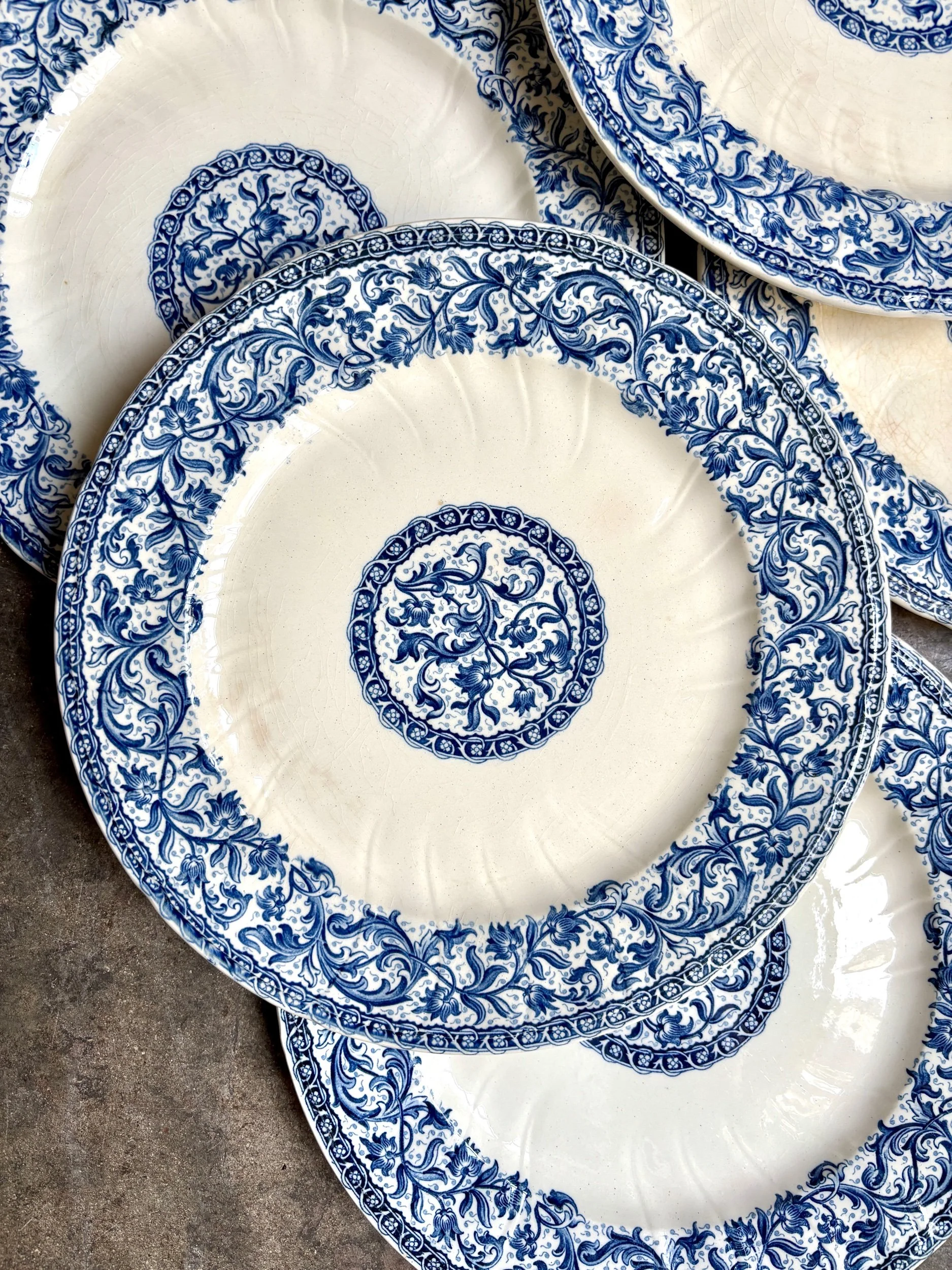 assiettes-plates-gien-terre-fer-blanc-bleu-vaisselle-vintage-axs-design-paris-france
