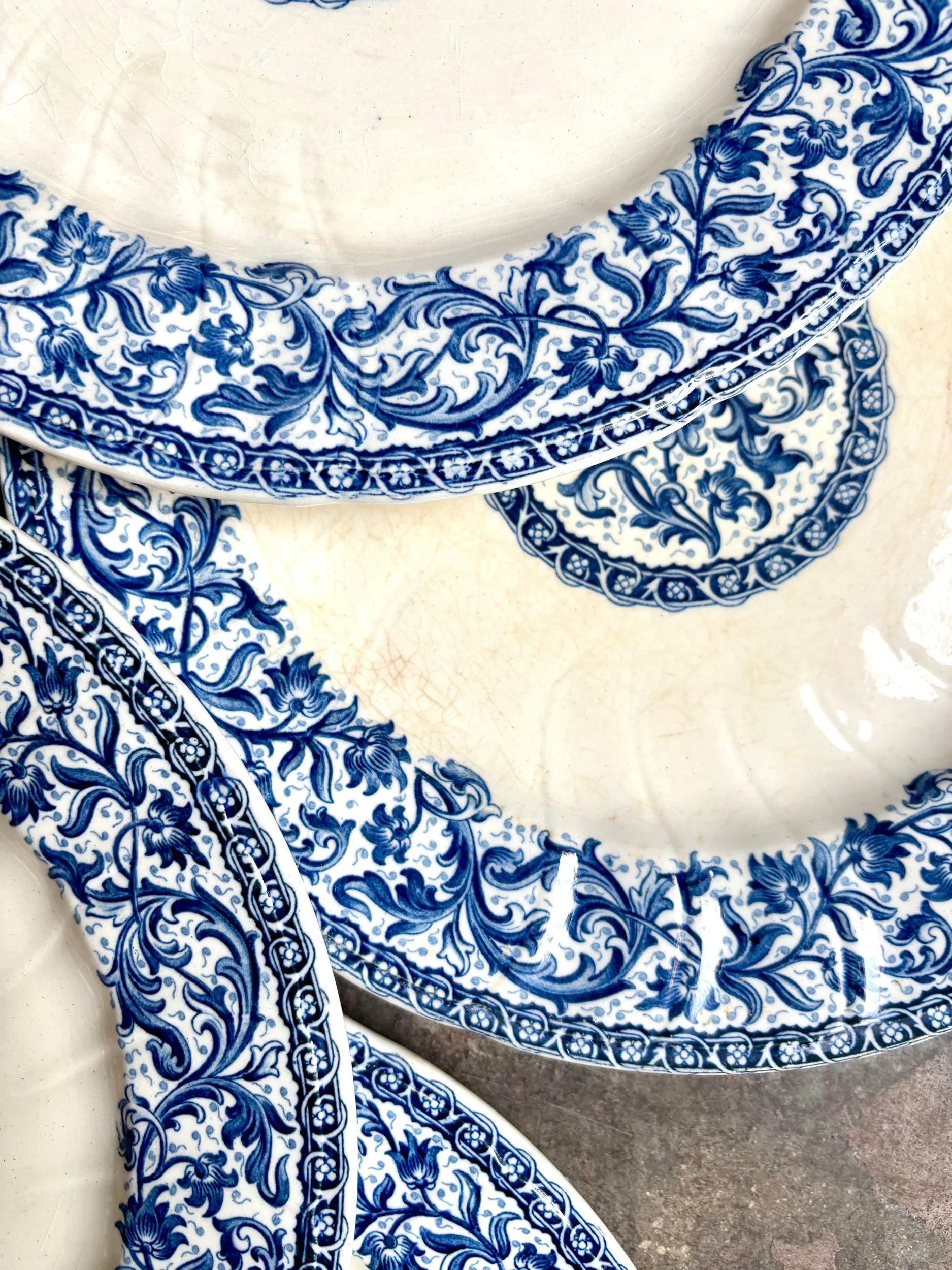 assiettes-plates-gien-terre-fer-blanc-bleu-vaisselle-vintage-axs-design-paris-france