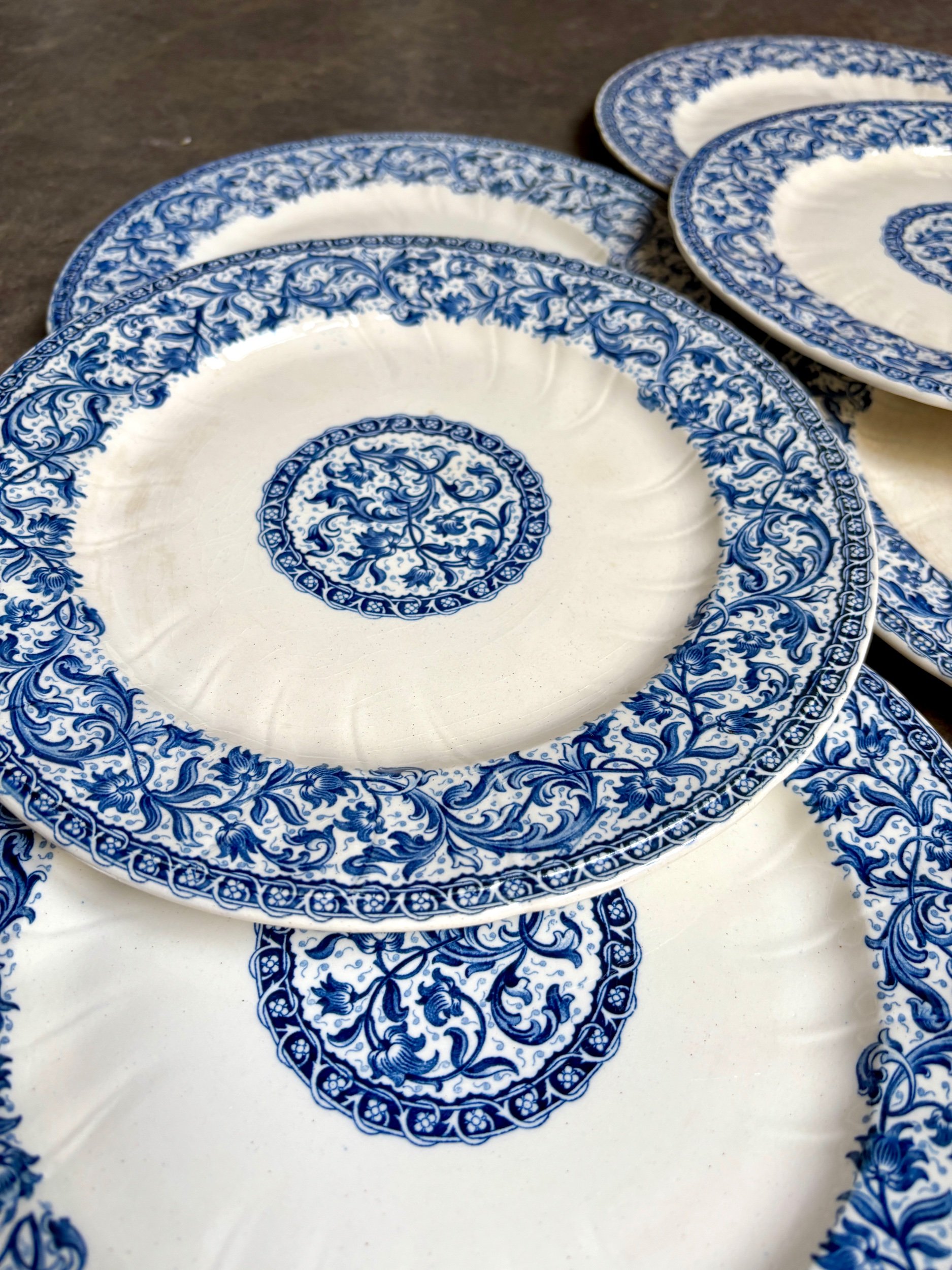 assiettes-plates-gien-terre-fer-blanc-bleu-vaisselle-vintage-axs-design-paris-france