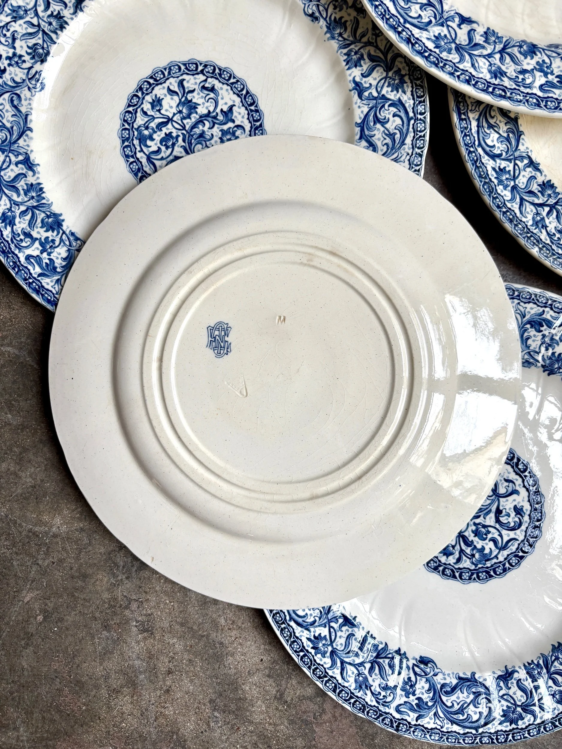 assiettes-plates-gien-terre-fer-blanc-bleu-vaisselle-vintage-axs-design-paris-france