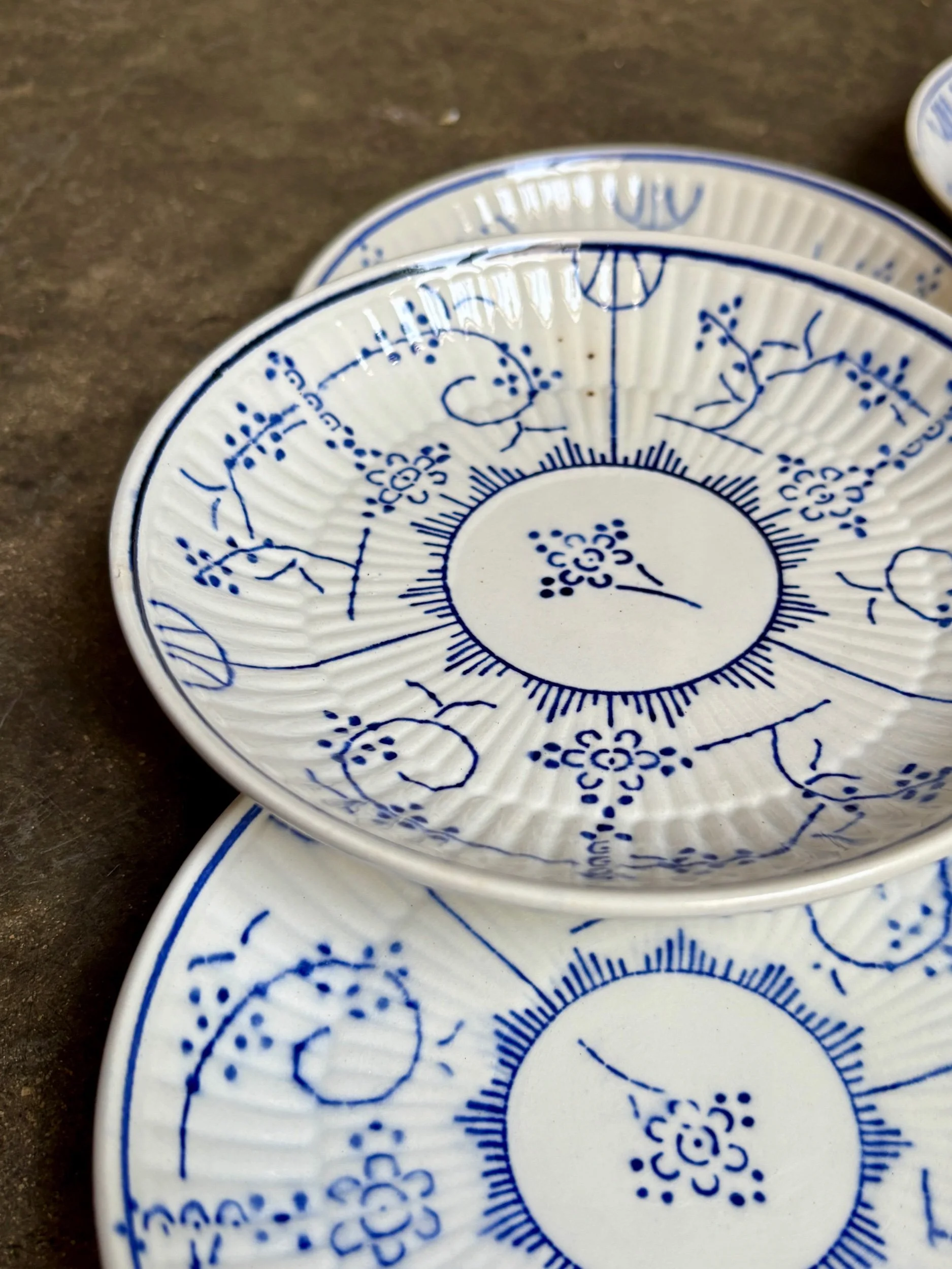 assiettes-pain-boch-la-louviere-copenhague-faience-bleu-vaisselle-vintage-axs-design-paris-france