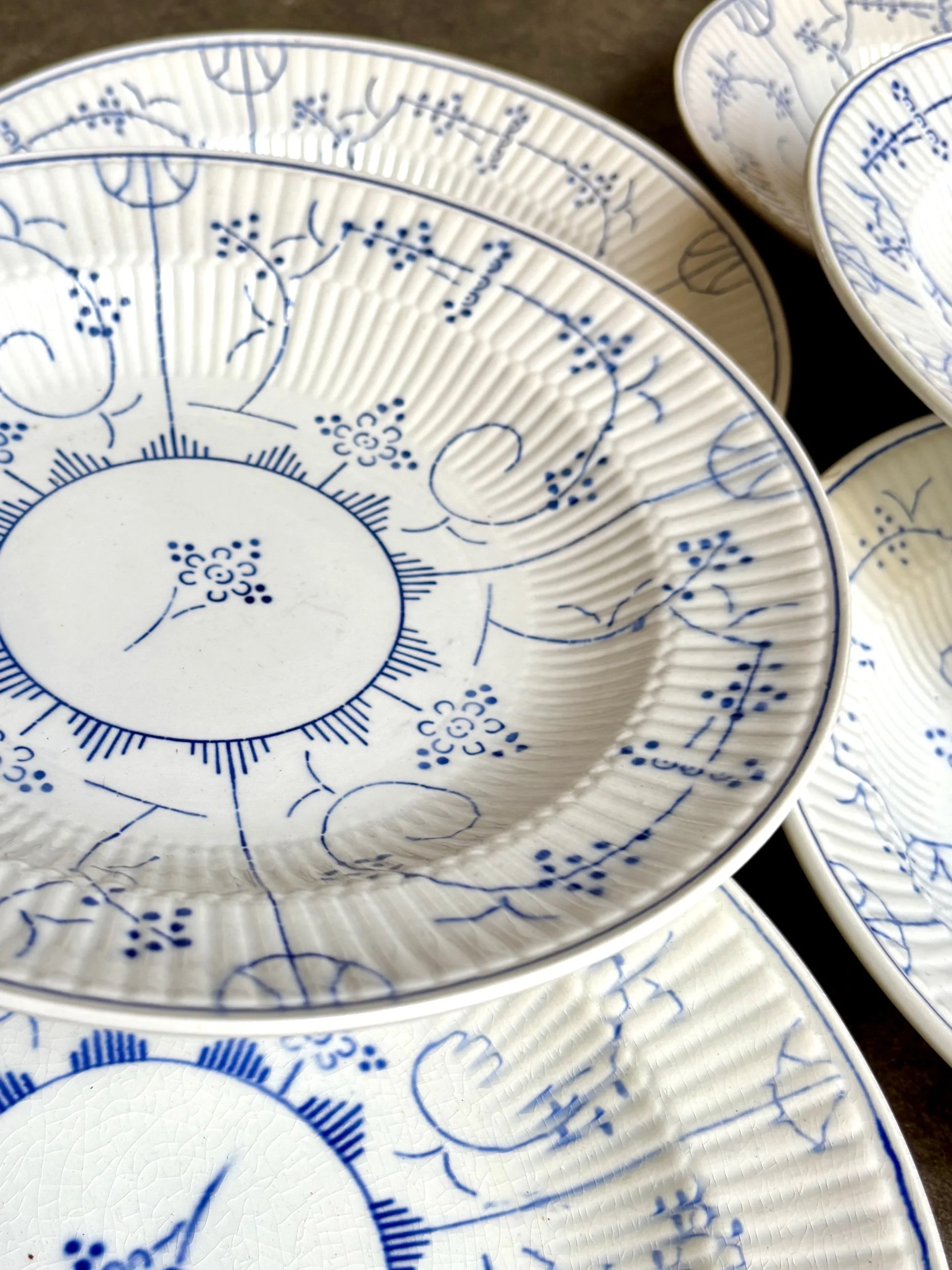 assiettes-creuses-boch-la-louviere-copenhague-faience-bleu-vaisselle-vintage-axs-design-paris-france