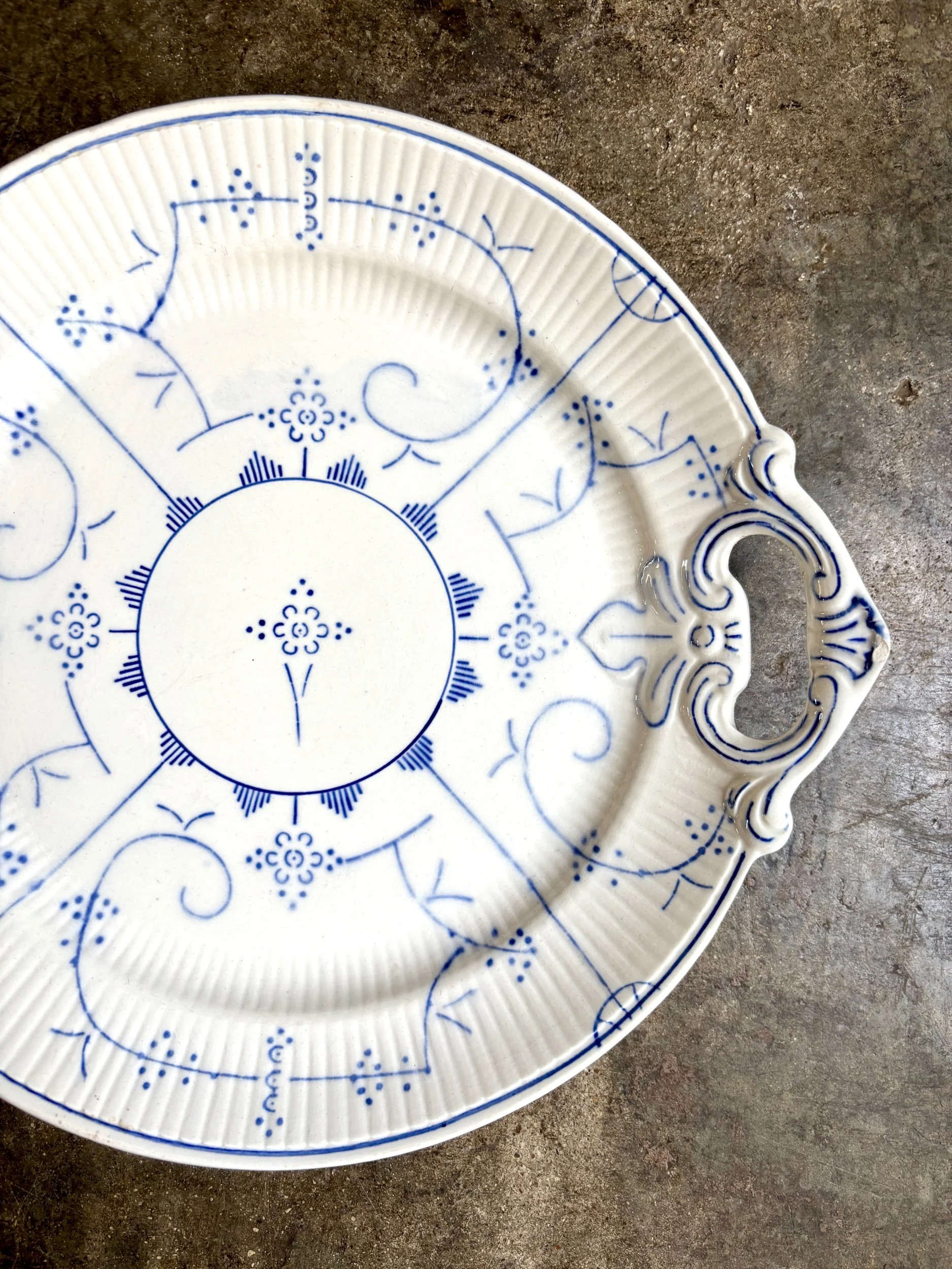 Plat rond à oreilles Boch La Louvière en faïence émaillée bleue, service "Copenhague" - années 1920-30