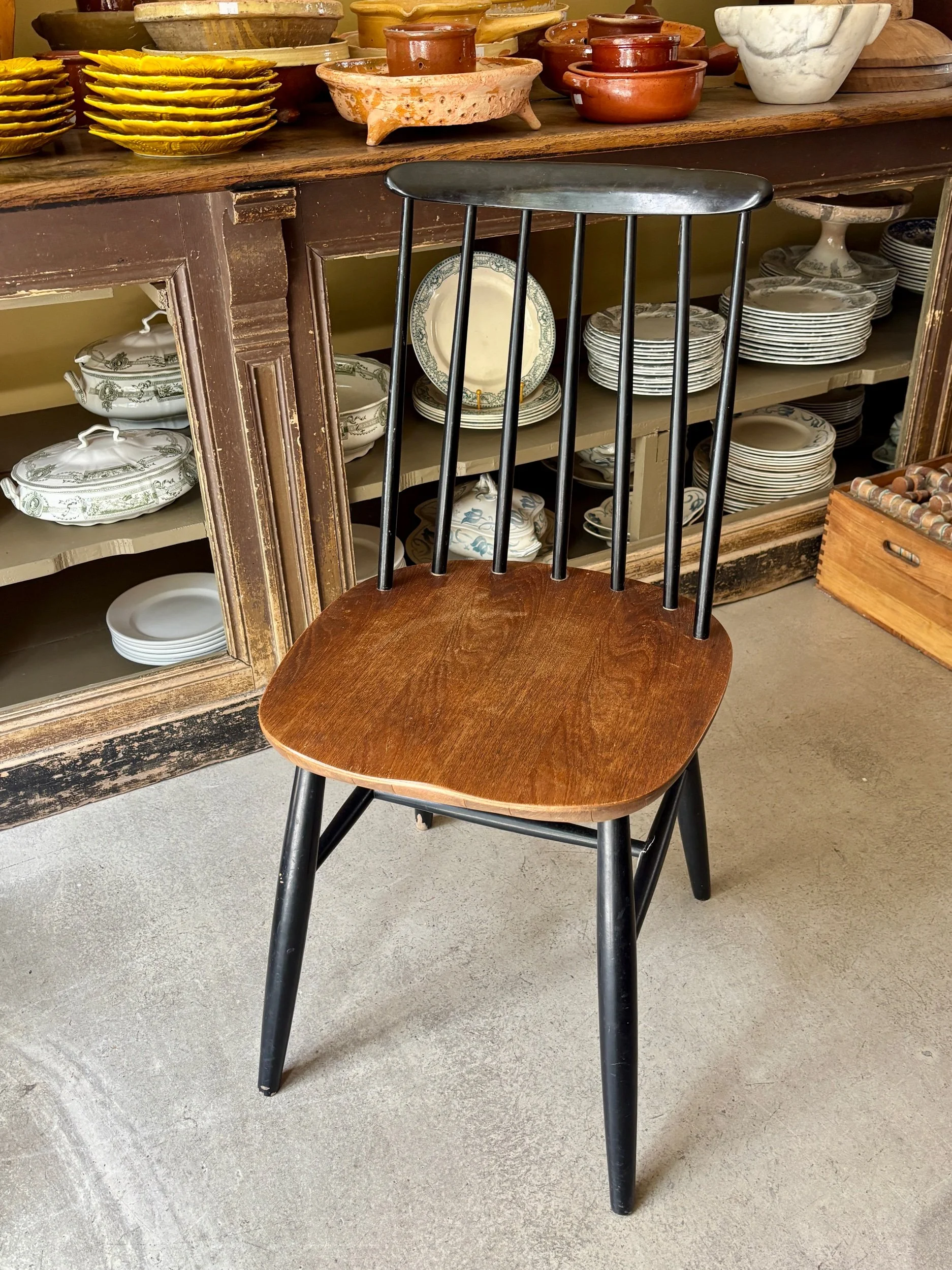 chaise-fanett-ilmari-tapiovaara-bois-noir-assise-vintage-scandinave-axs-design-paris-france