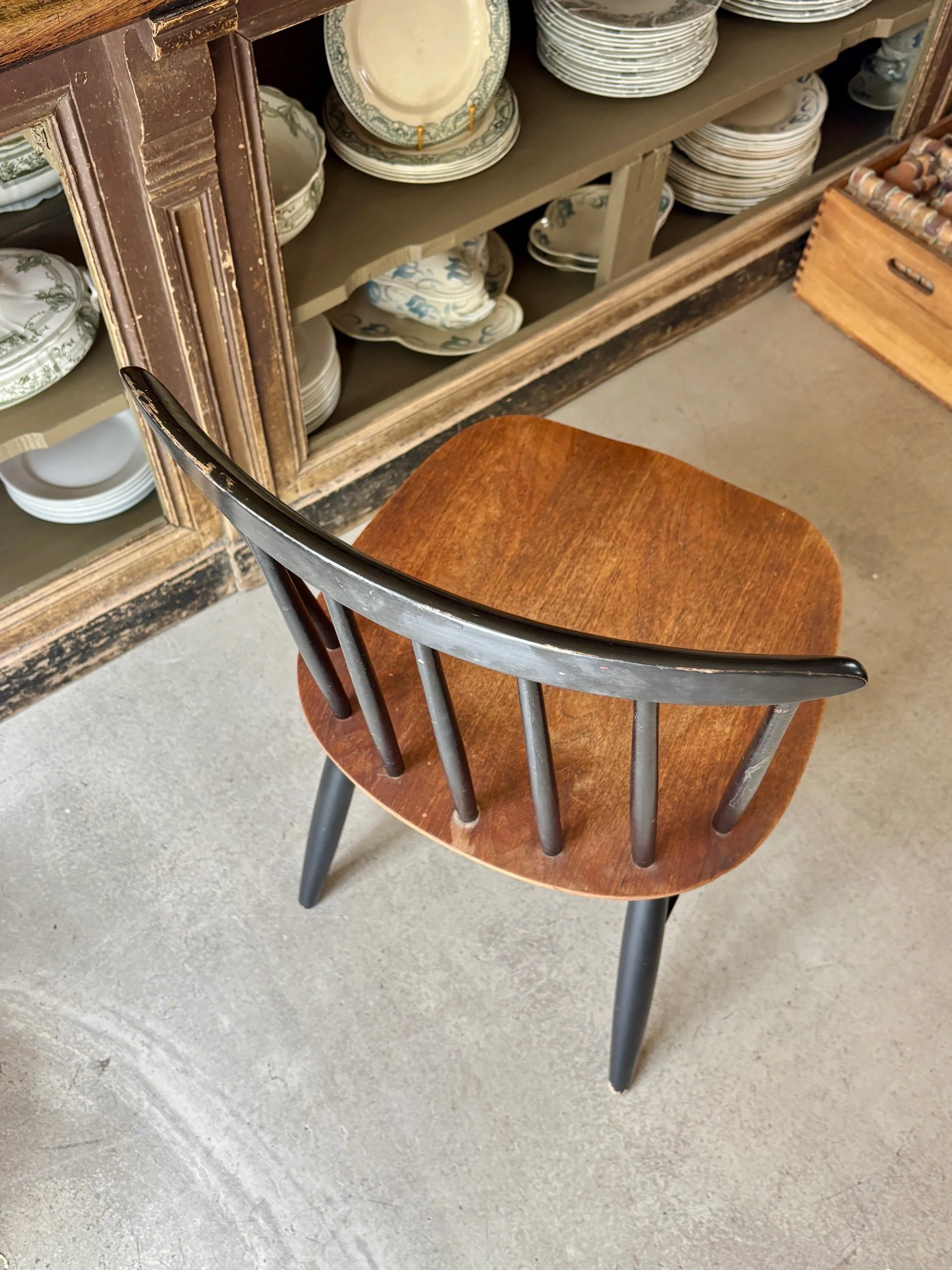 chaise-fanett-ilmari-tapiovaara-bois-noir-assise-vintage-scandinave-axs-design-paris-france