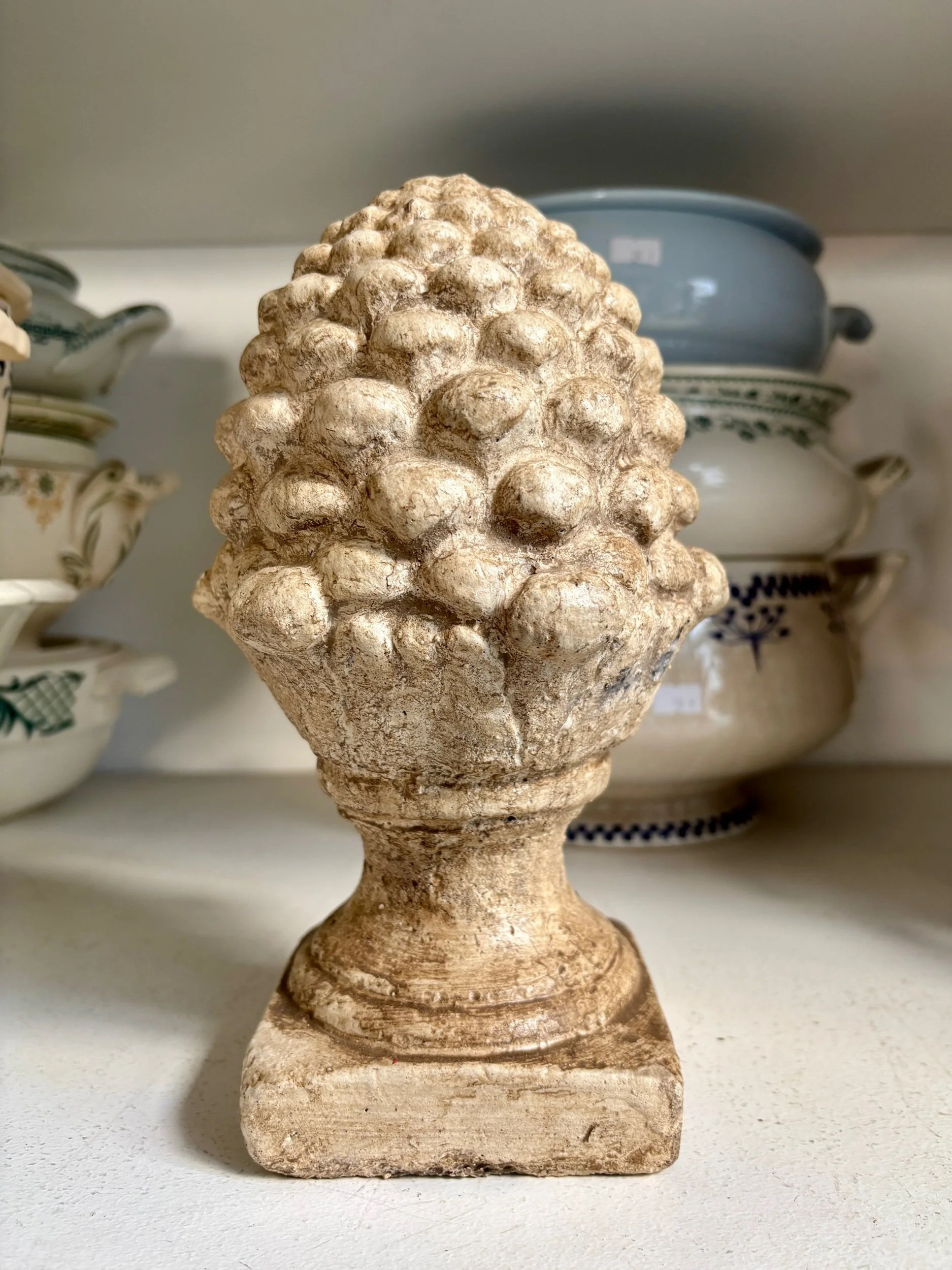 pomme-pin-beton-beige-ornement-jardin-decoration-axs-design-paris-france