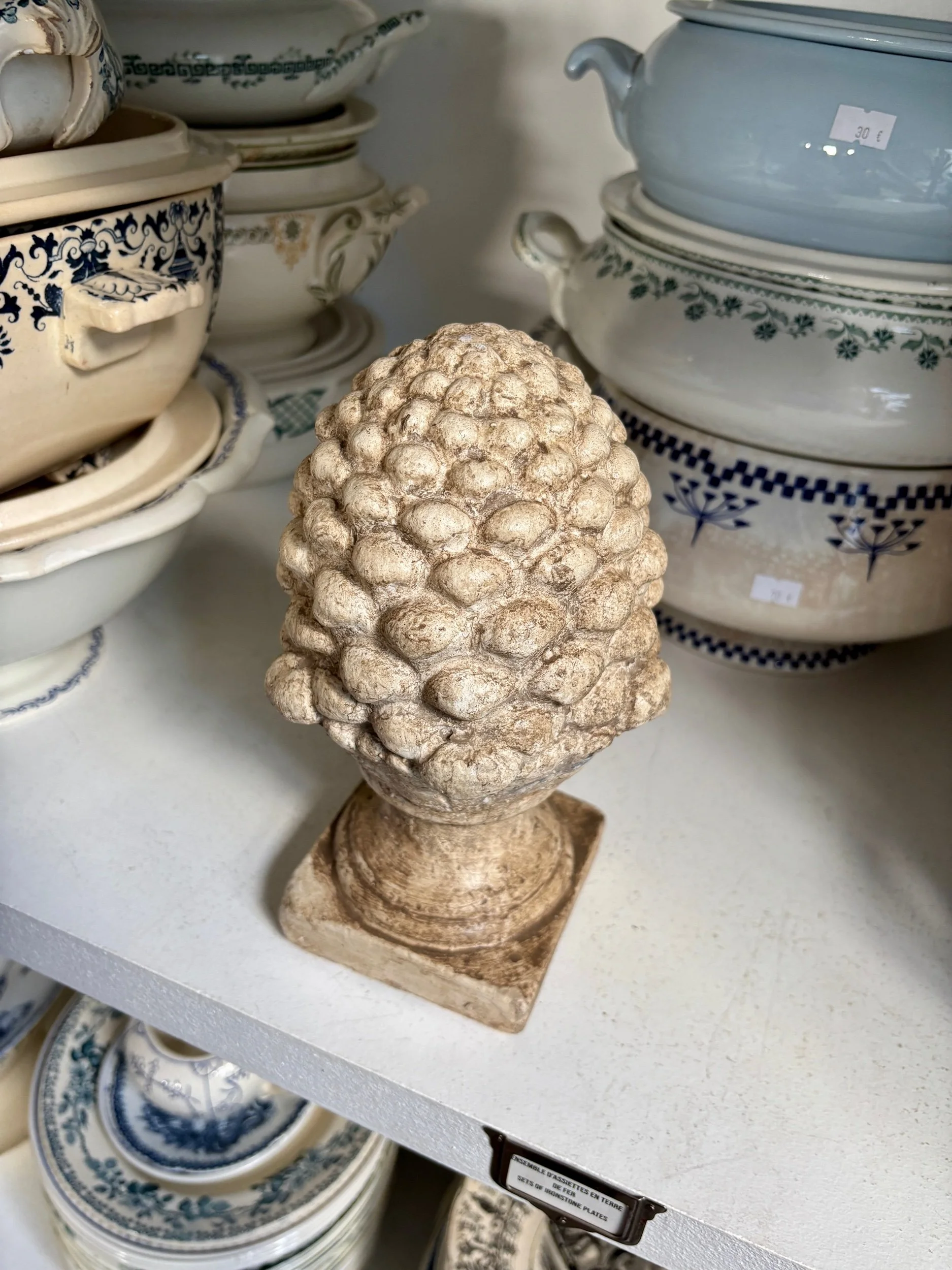 pomme-pin-beton-beige-ornement-jardin-decoration-axs-design-paris-france