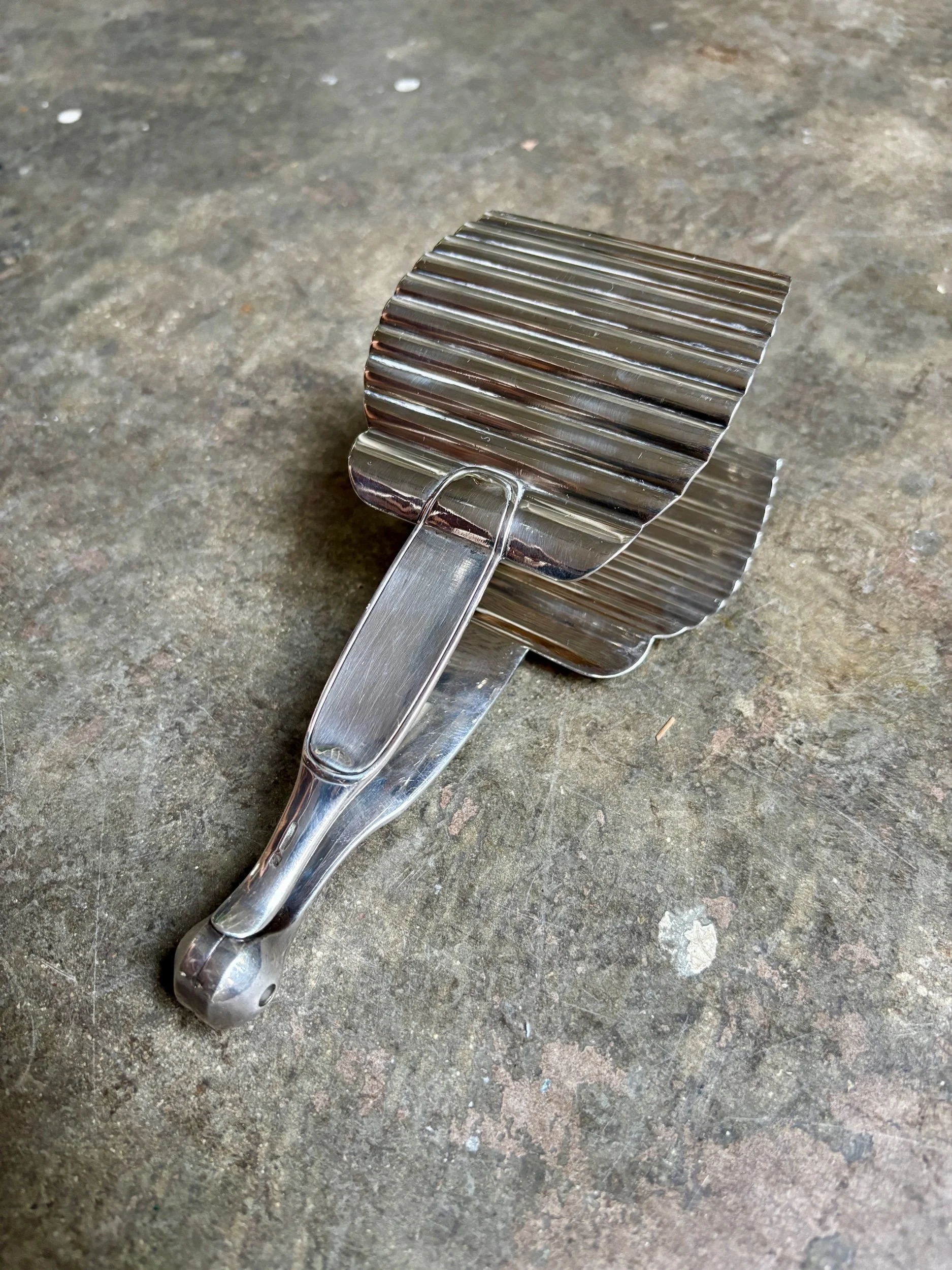 pince-asperge-christofle-metal-argent-couvert-service-vintage-axs-design-paris-france