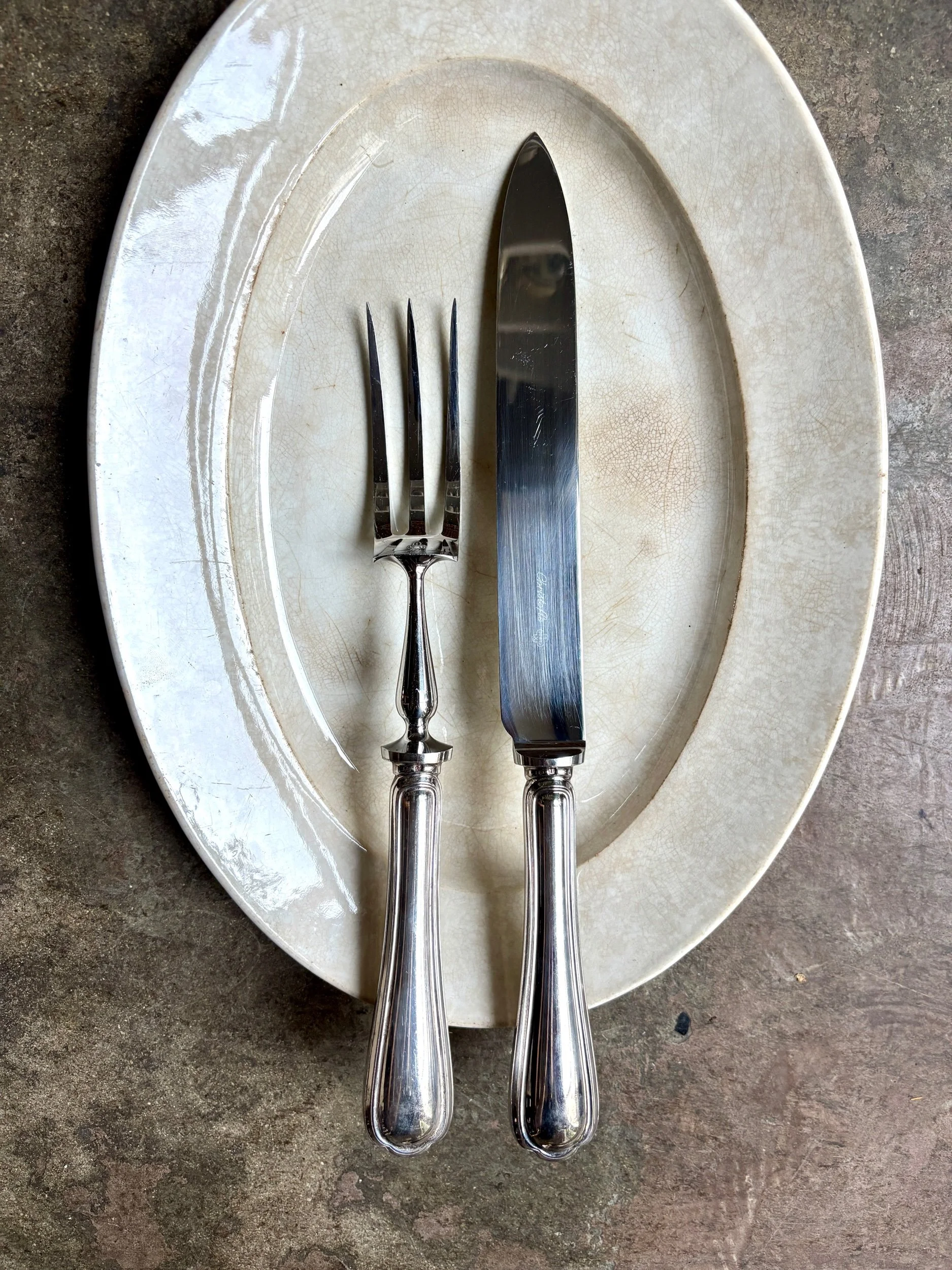 2 couverts de service, à viande Christofle en métal argenté, motif "Spatours"
