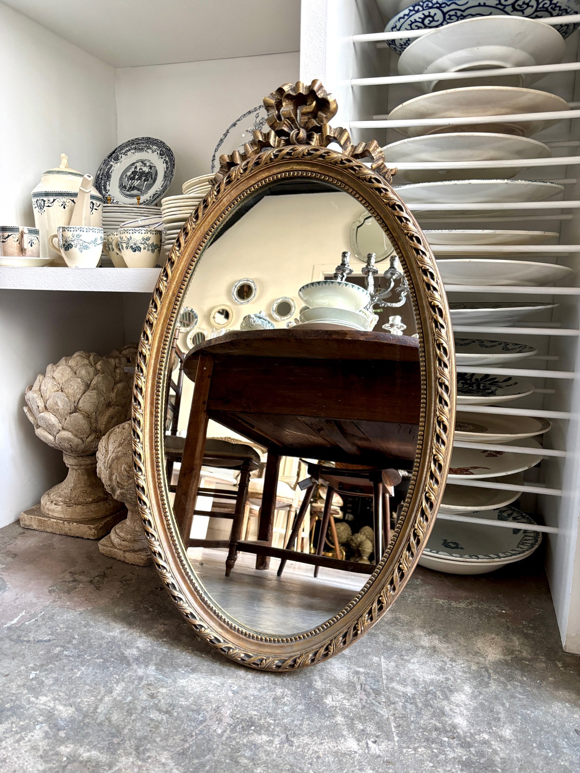 Miroir ovale classique doré à décor de noeud ☐ 74 x 42 cm