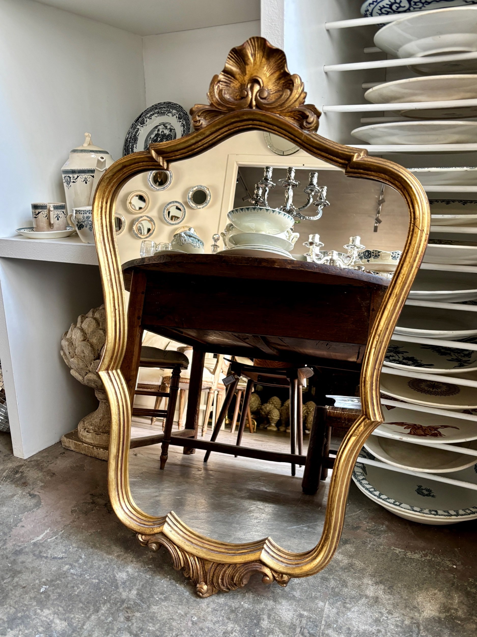 Miroir classique doré à décor de coquillage ☐ 80 x 49 cm