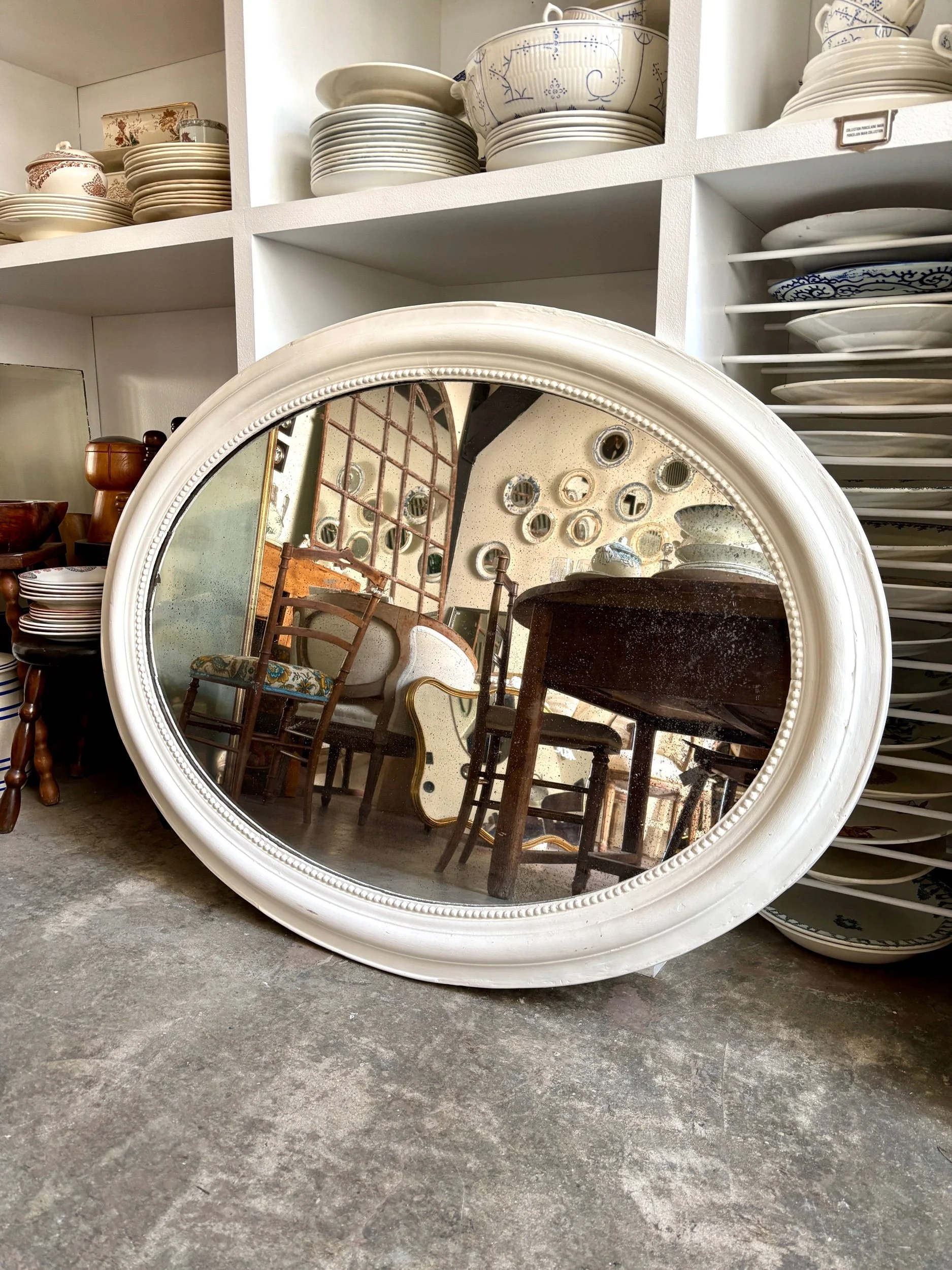 Miroir ovale en stuc perlé écru 85 x 114 cm