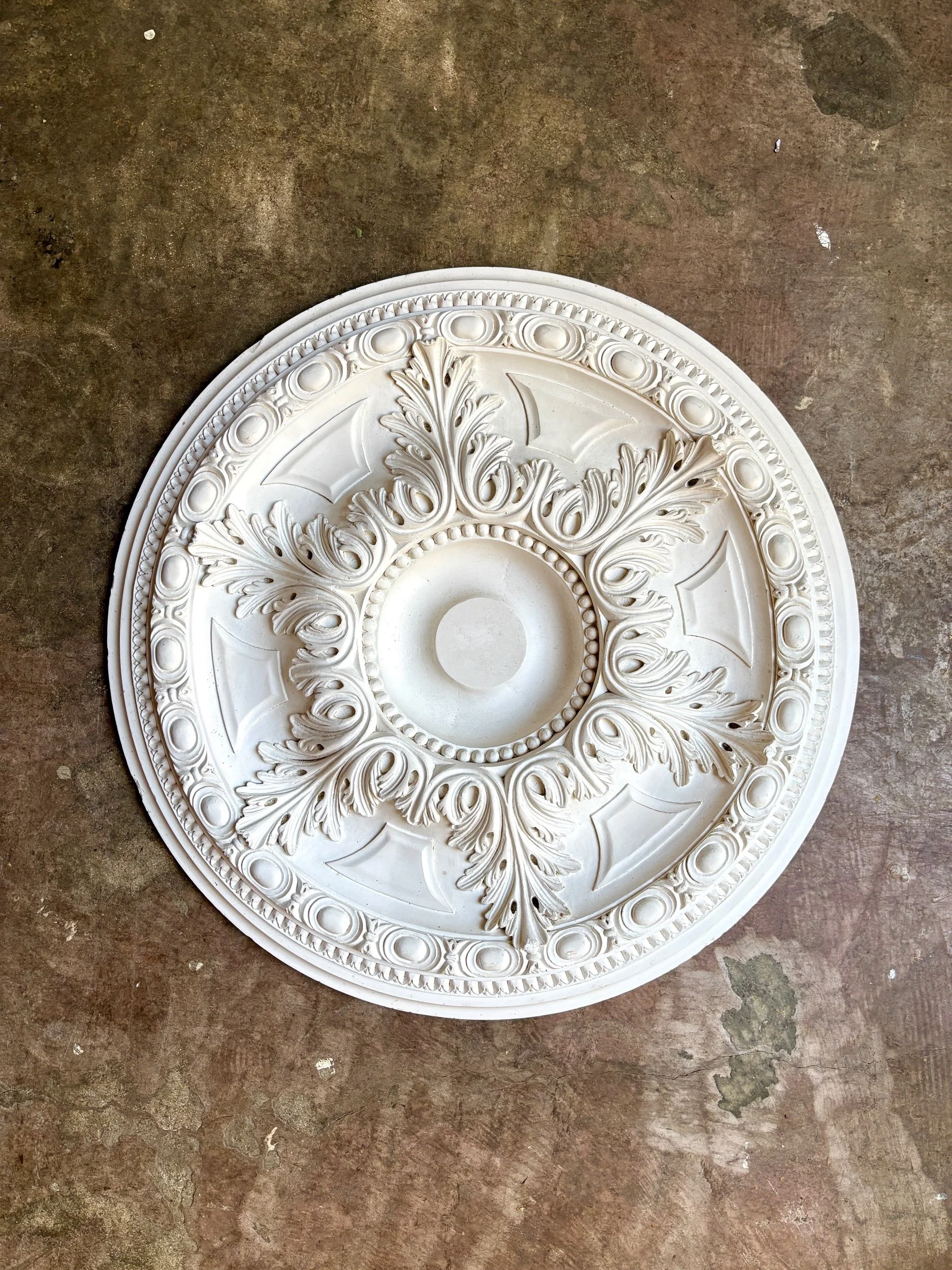 Rosace en staff blanc, décor rinceaux et frise perlée ⌀ 61 cm