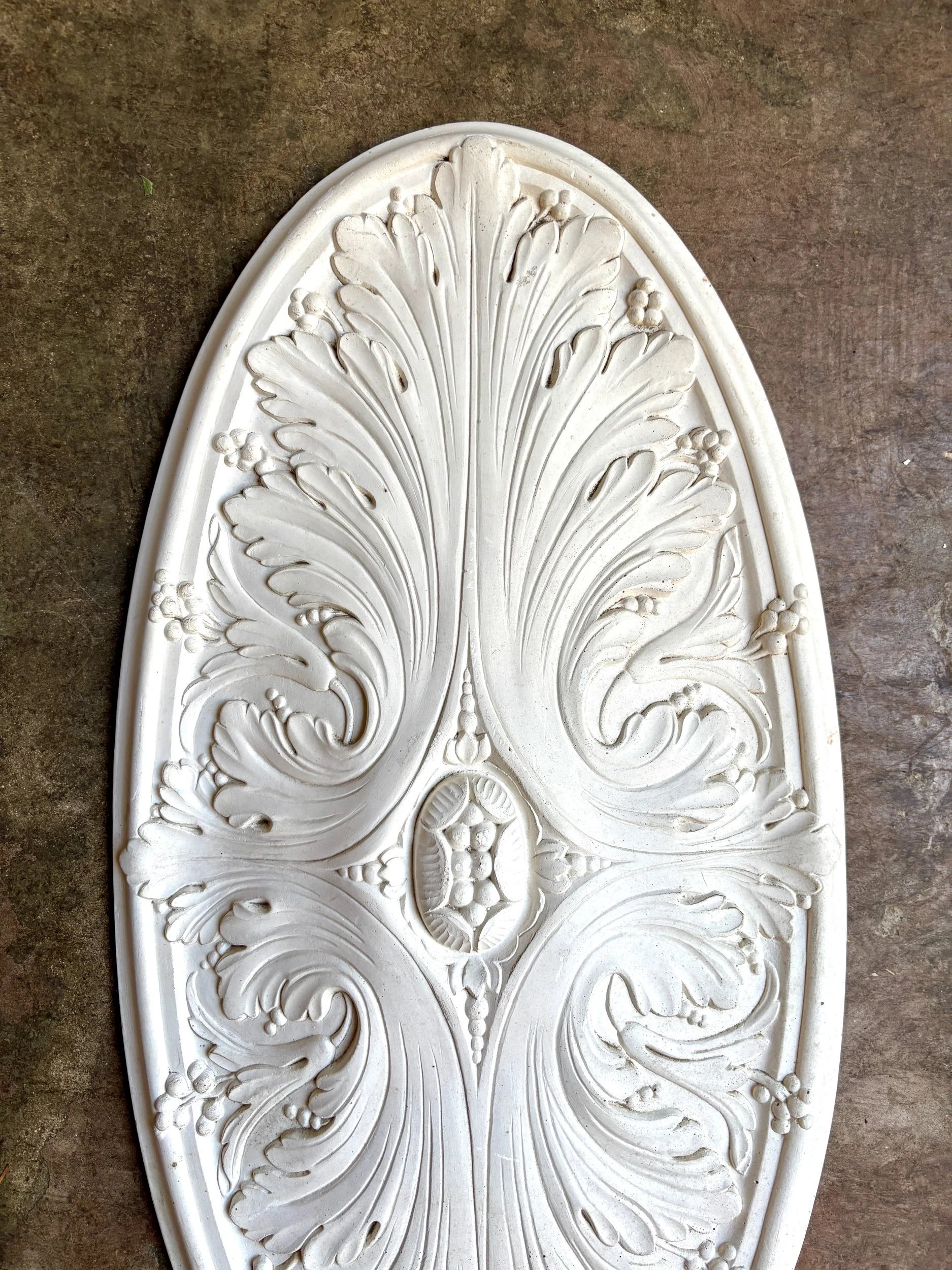 Rosace ovale en staff blanc, décor rinceaux 32 x 63 cm