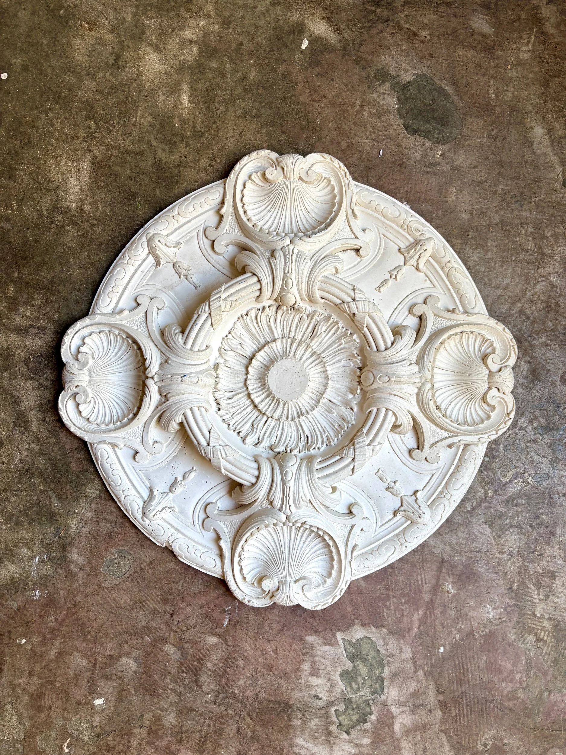 Rosace en staff blanc, décor coquille ⌀ 61,5 cm
