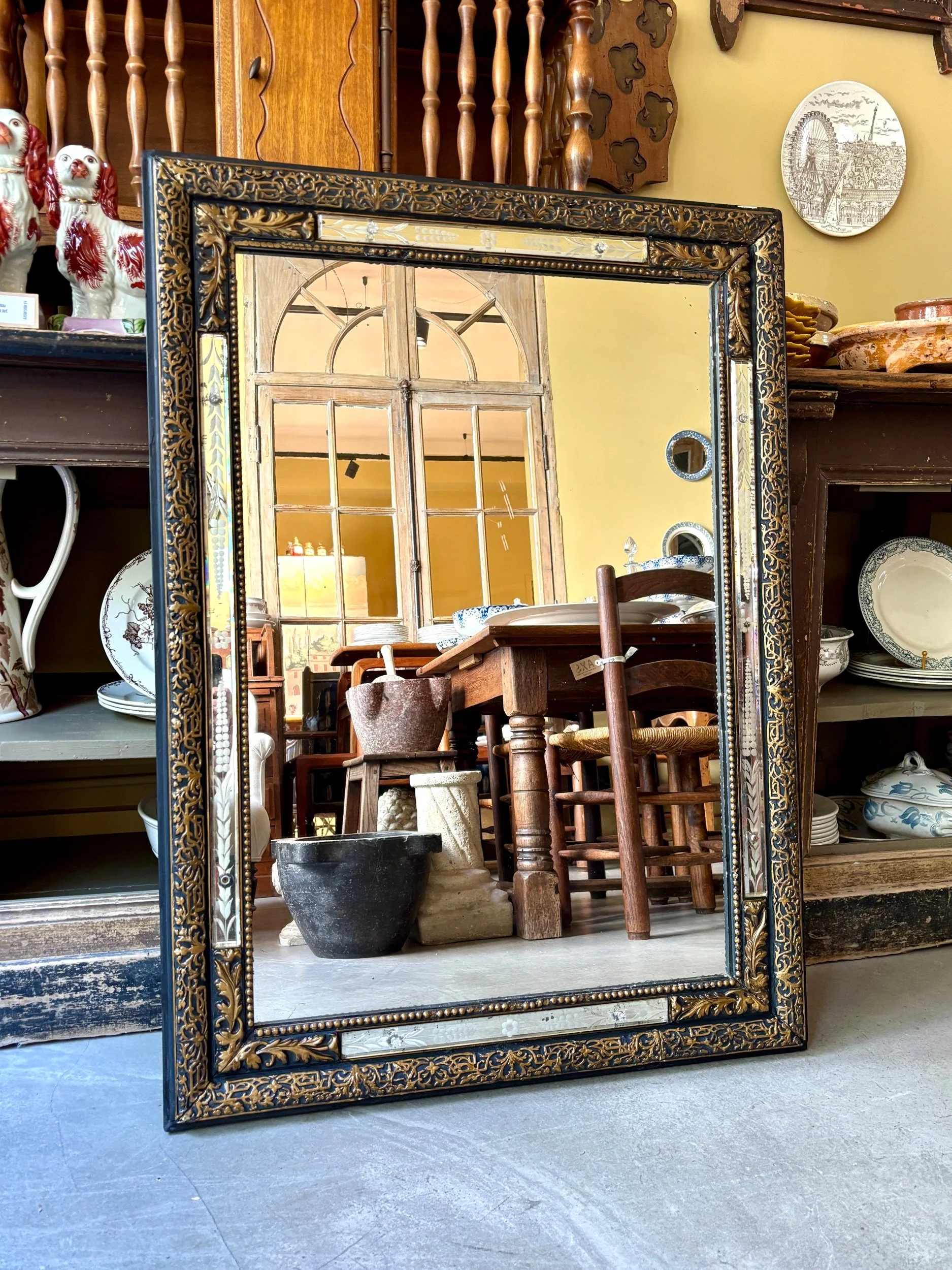 Miroir rectangulaire Napoléon III en bois mouluré noir et doré à décor de miroirs gravés ☐ 104 x 75 cm